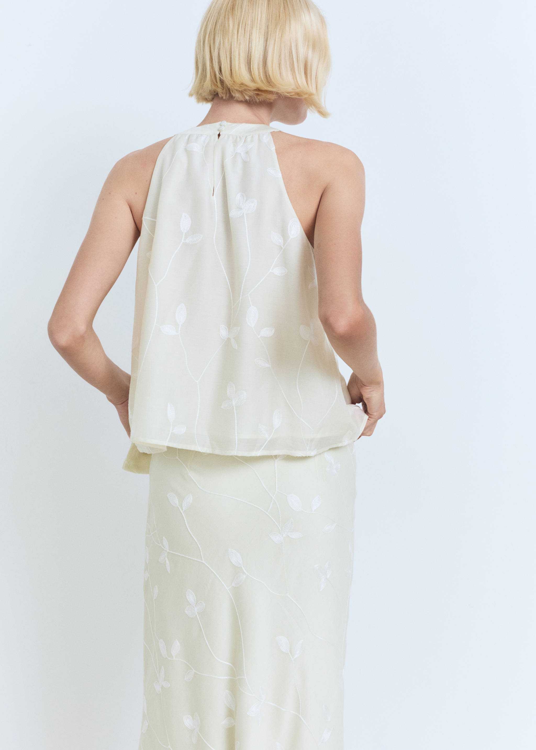Halter-neck top with knot detail - Reverse of the article