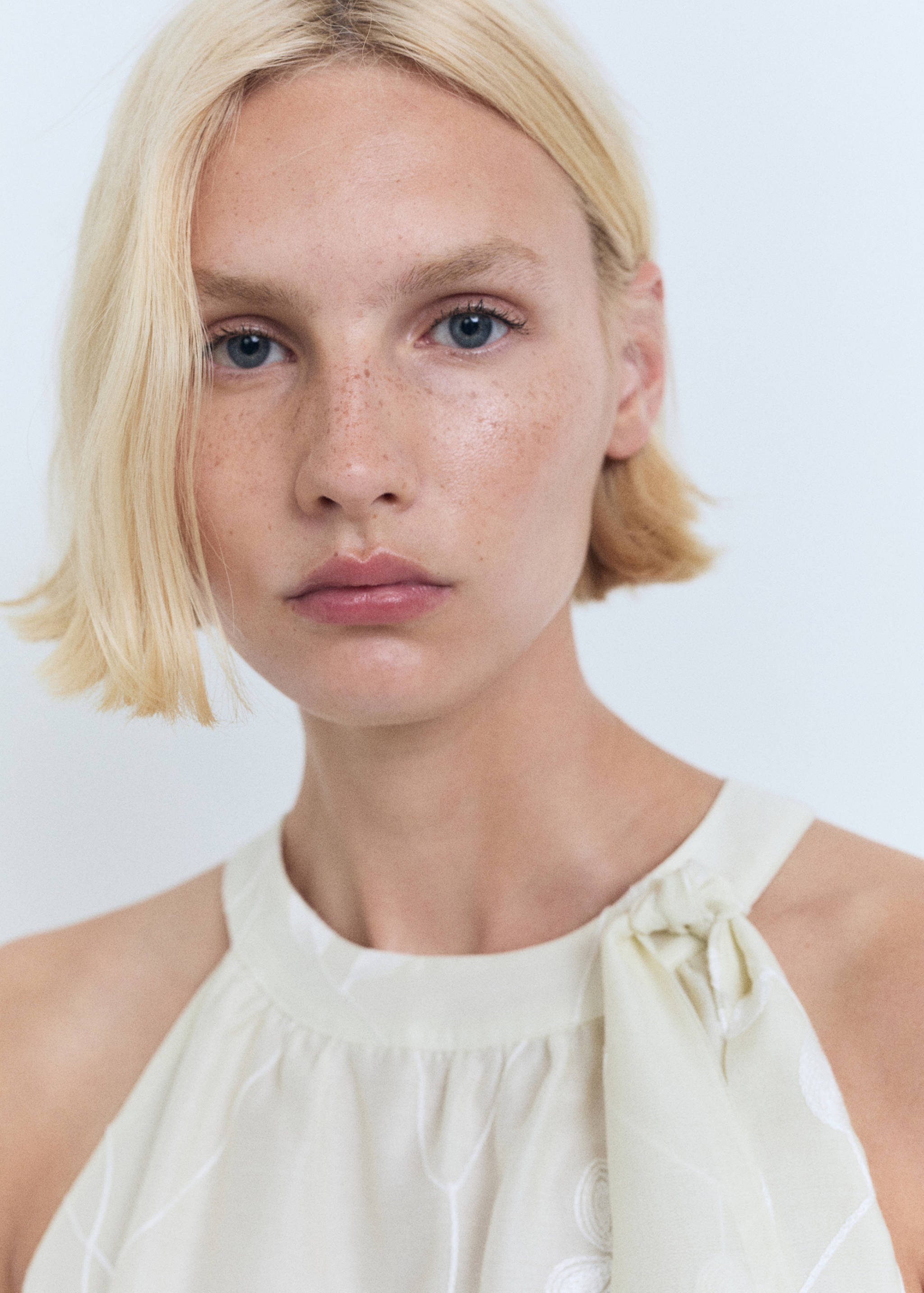 Halter-neck top with knot detail - Details of the article 1