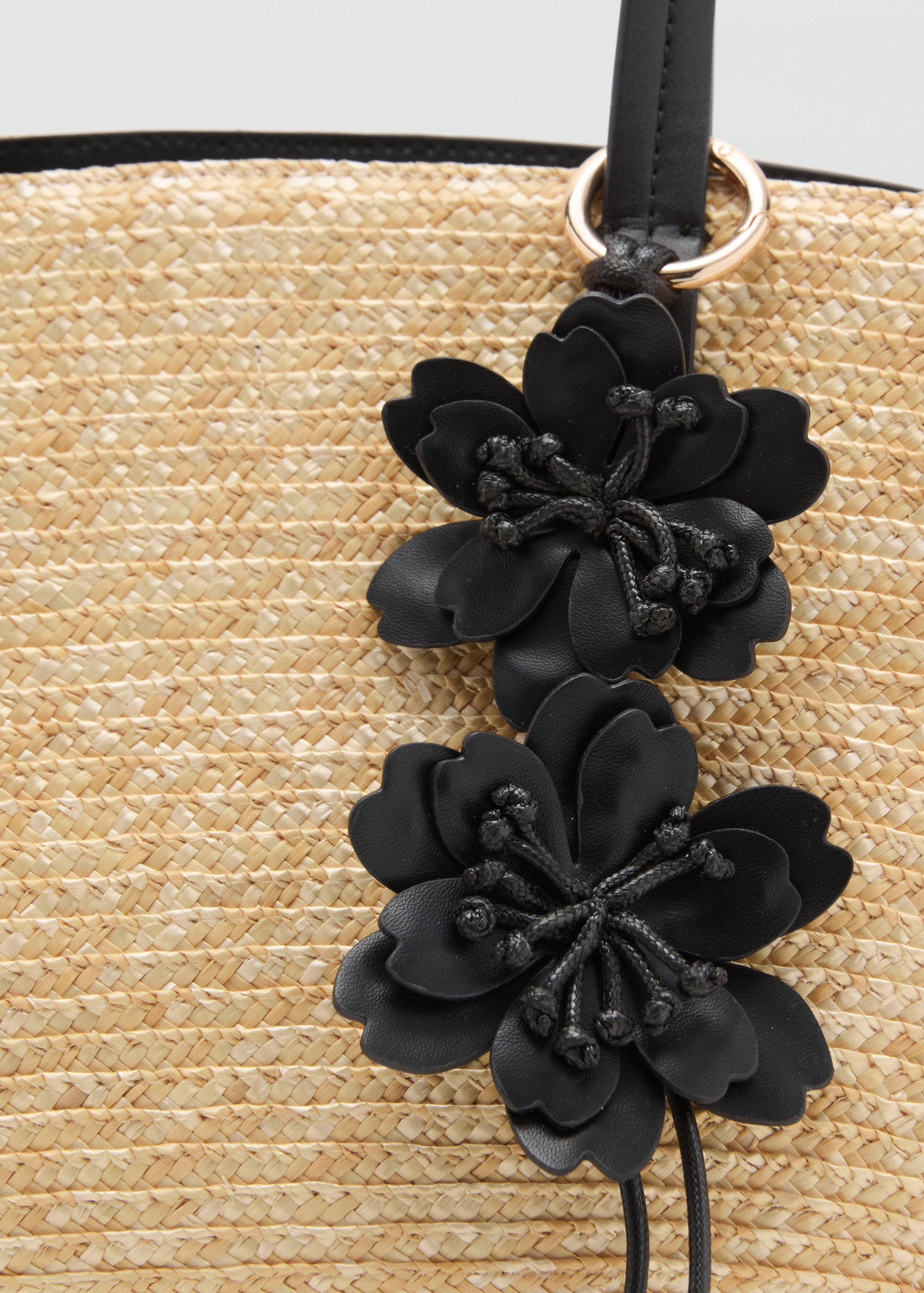 Natural fibre basket with flower charm - Details of the article 1