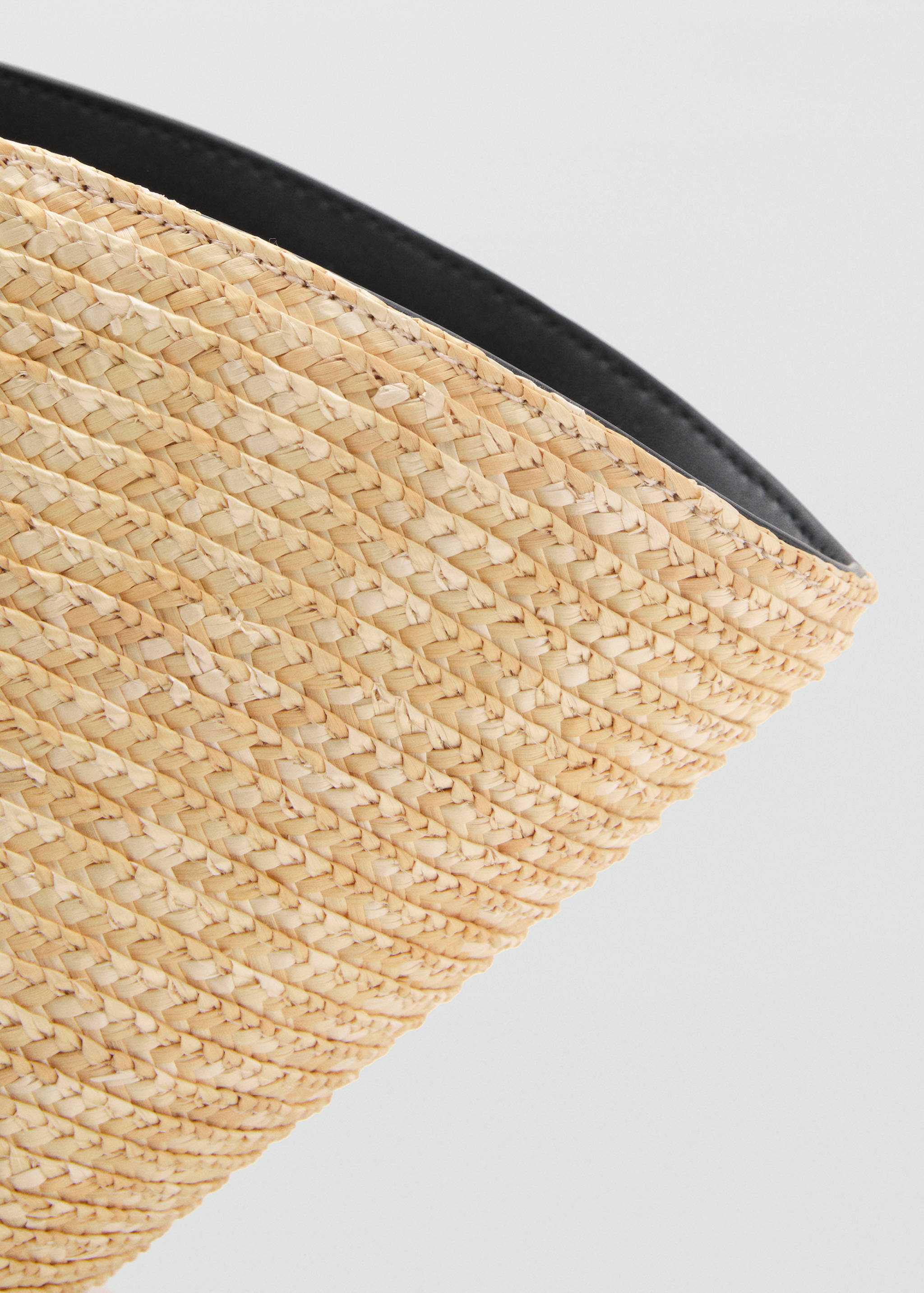 Natural fibre basket with flower charm - Details of the article 2