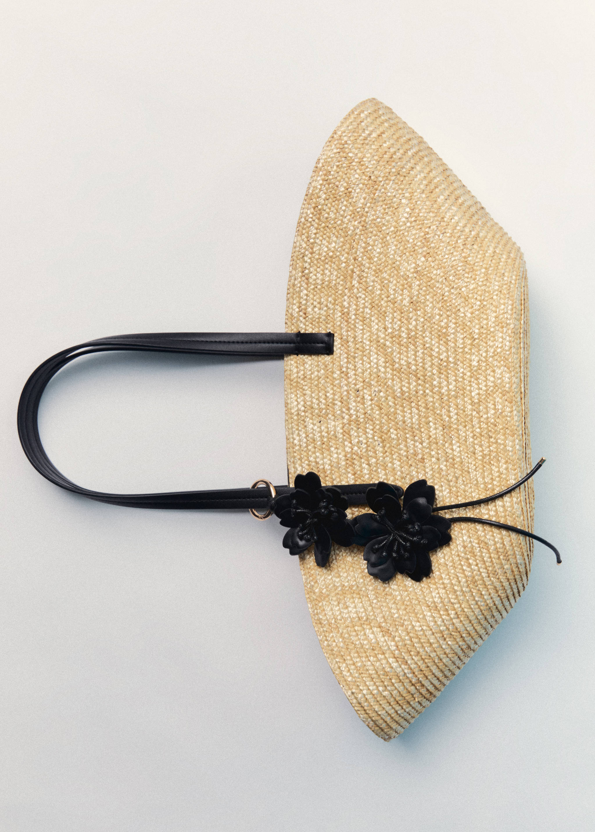 Natural fibre basket with flower charm - Details of the article 5