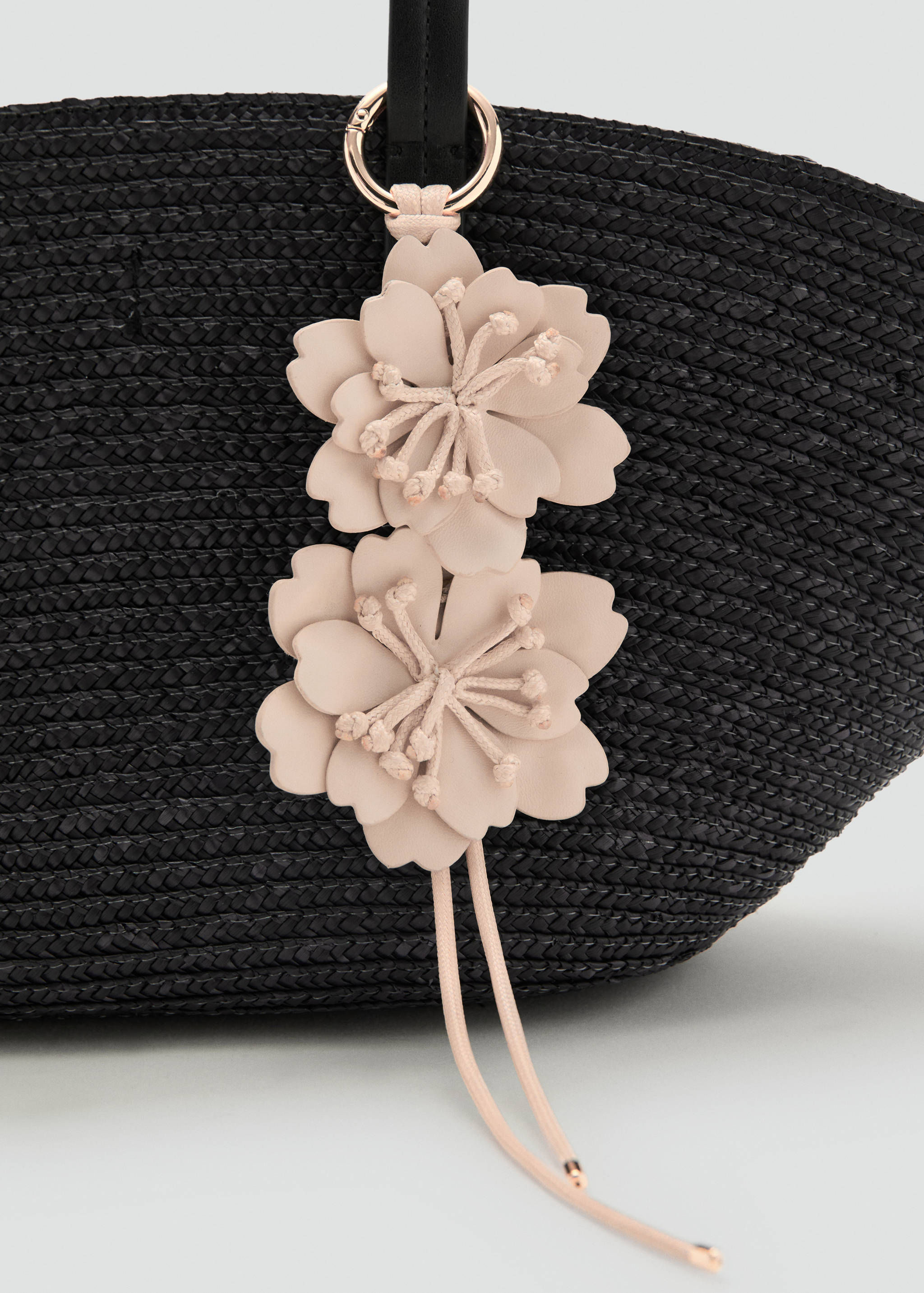 Natural fibre basket with flower charm - Details of the article 1