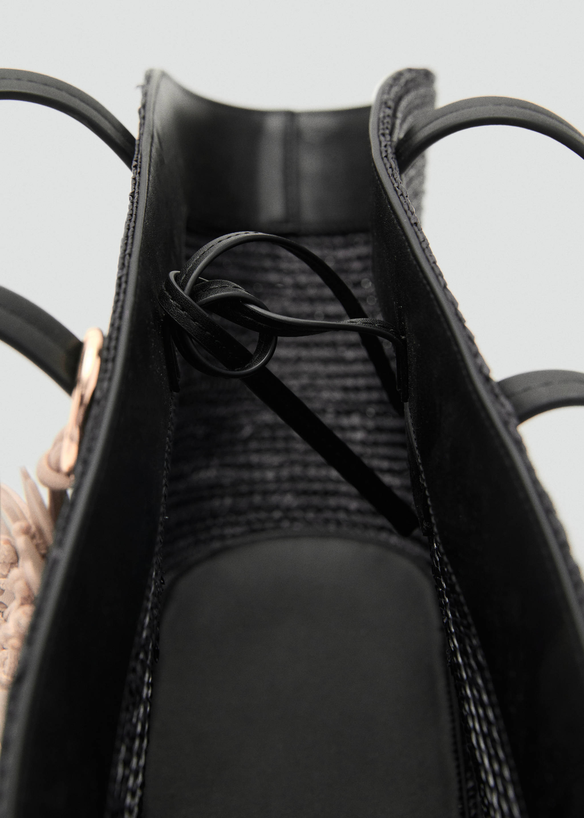 Natural fibre basket with flower charm - Details of the article 2