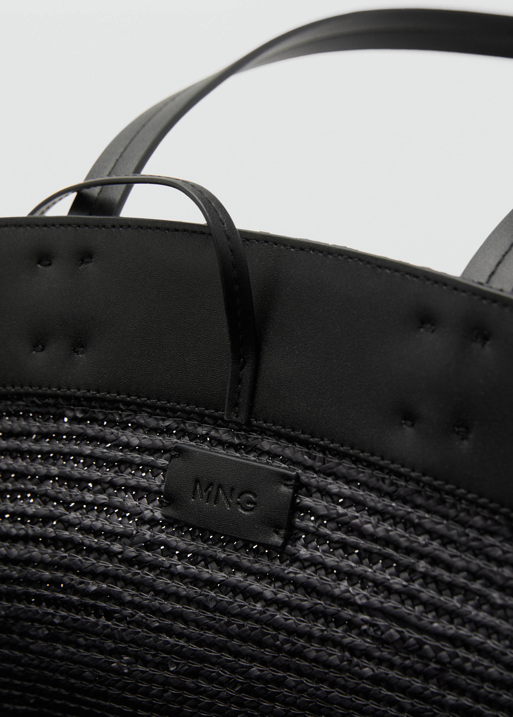 Natural fibre basket with flower charm - Details of the article 3