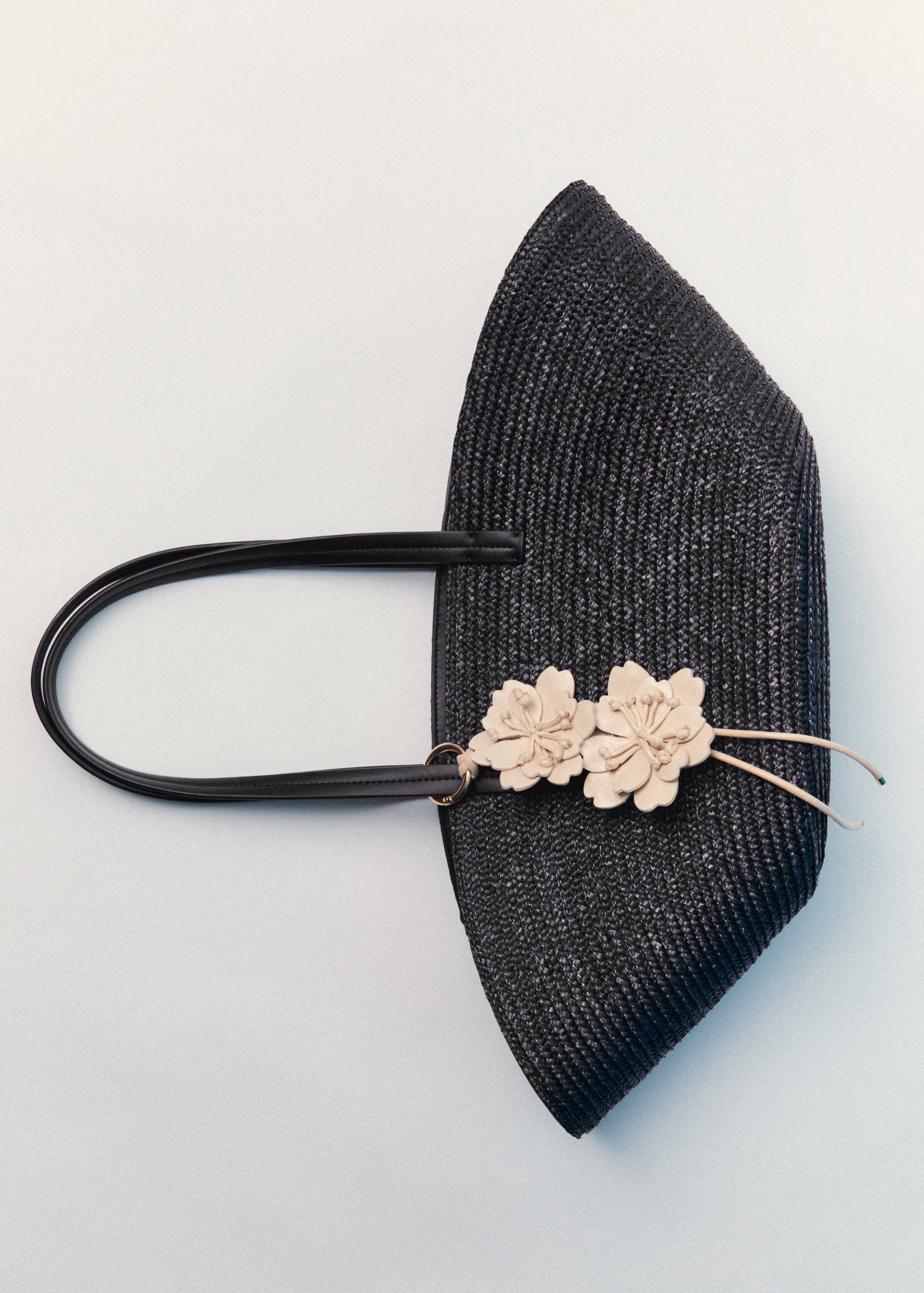 Natural fibre basket with flower charm - Details of the article 5