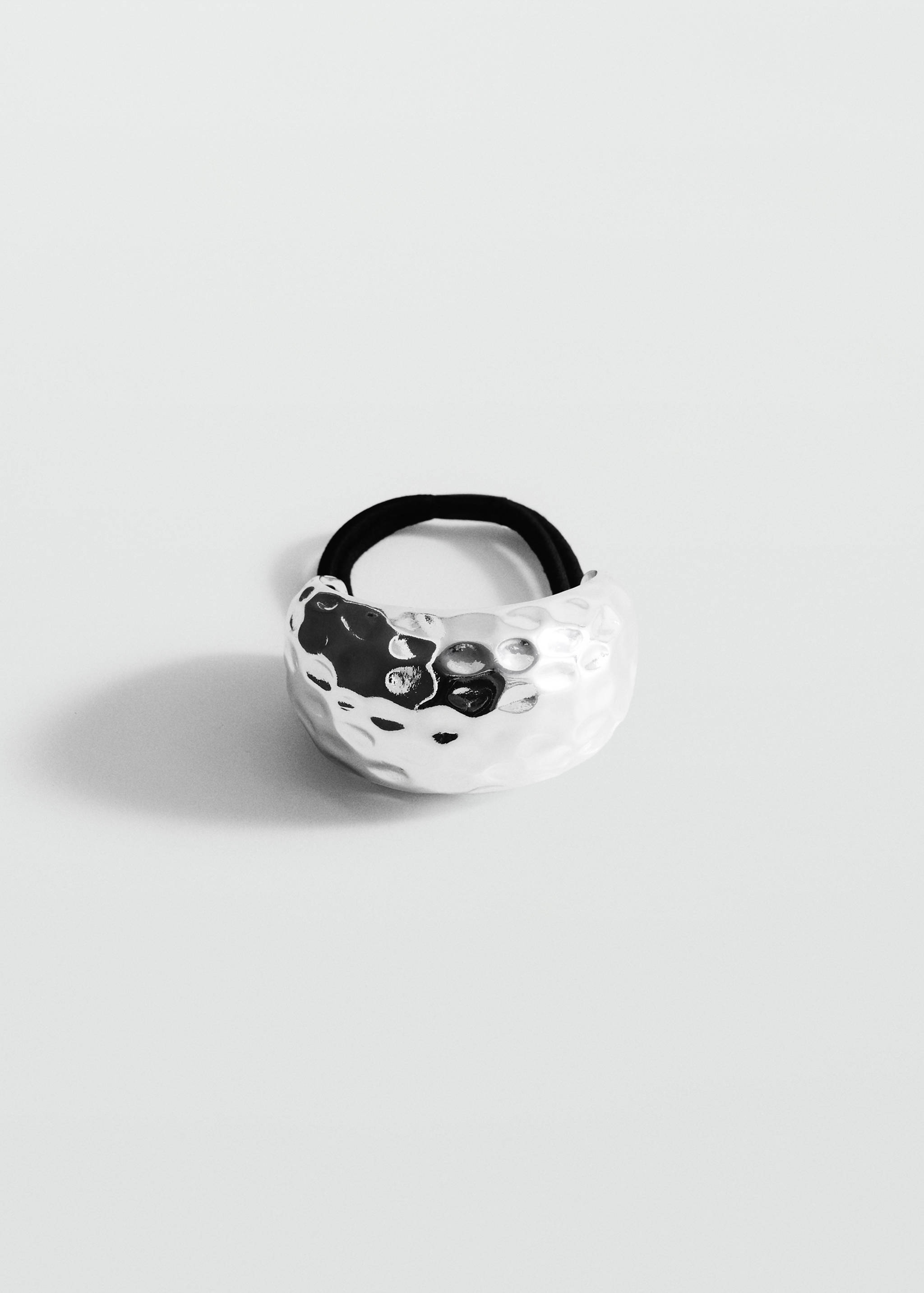 Haargummi mit texturiertem Metallstück - Artikel ohne Model