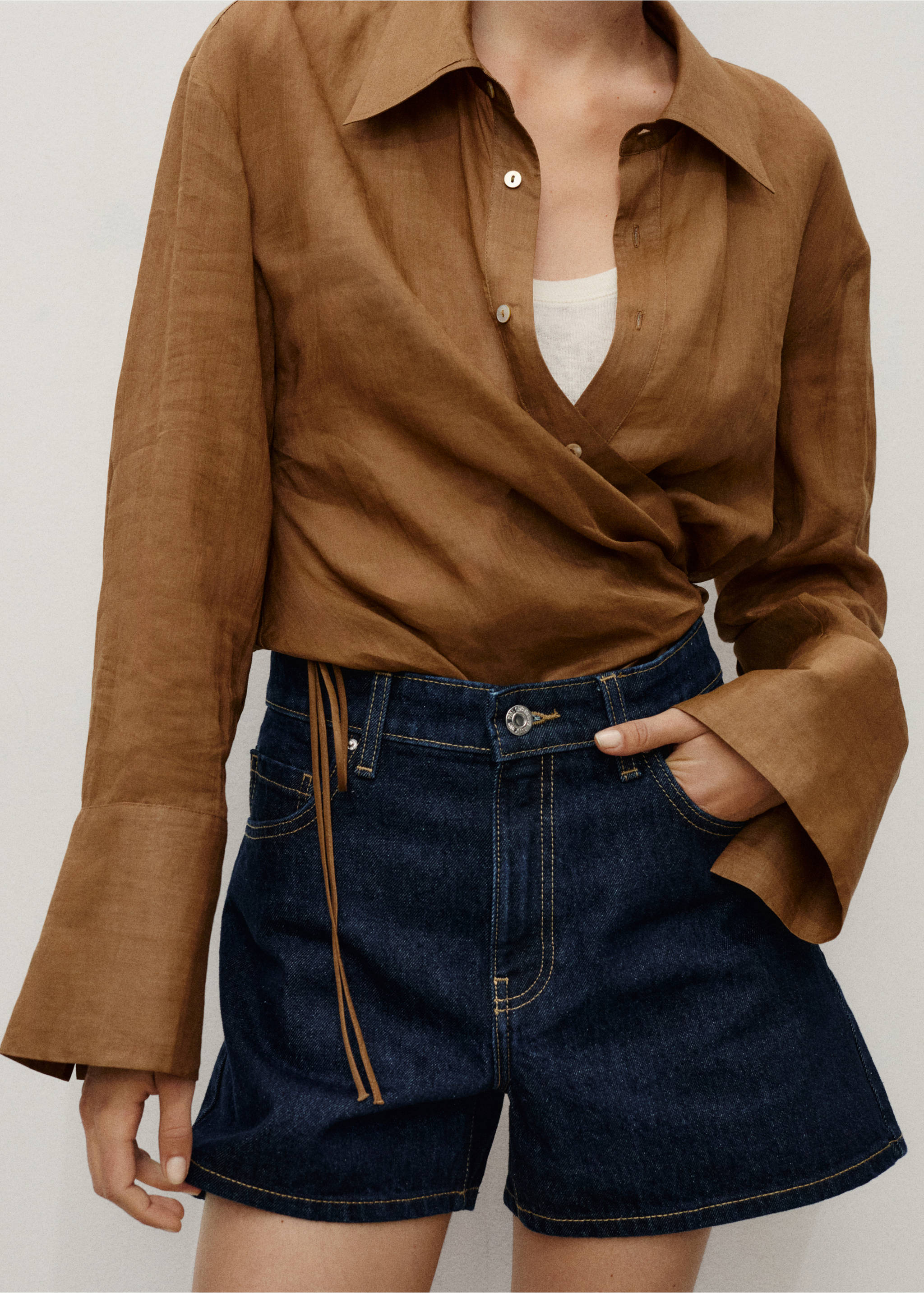 High-waisted straight-fit denim shorts - Details of the article 6, Open Blue. Ref: 17051188-00.