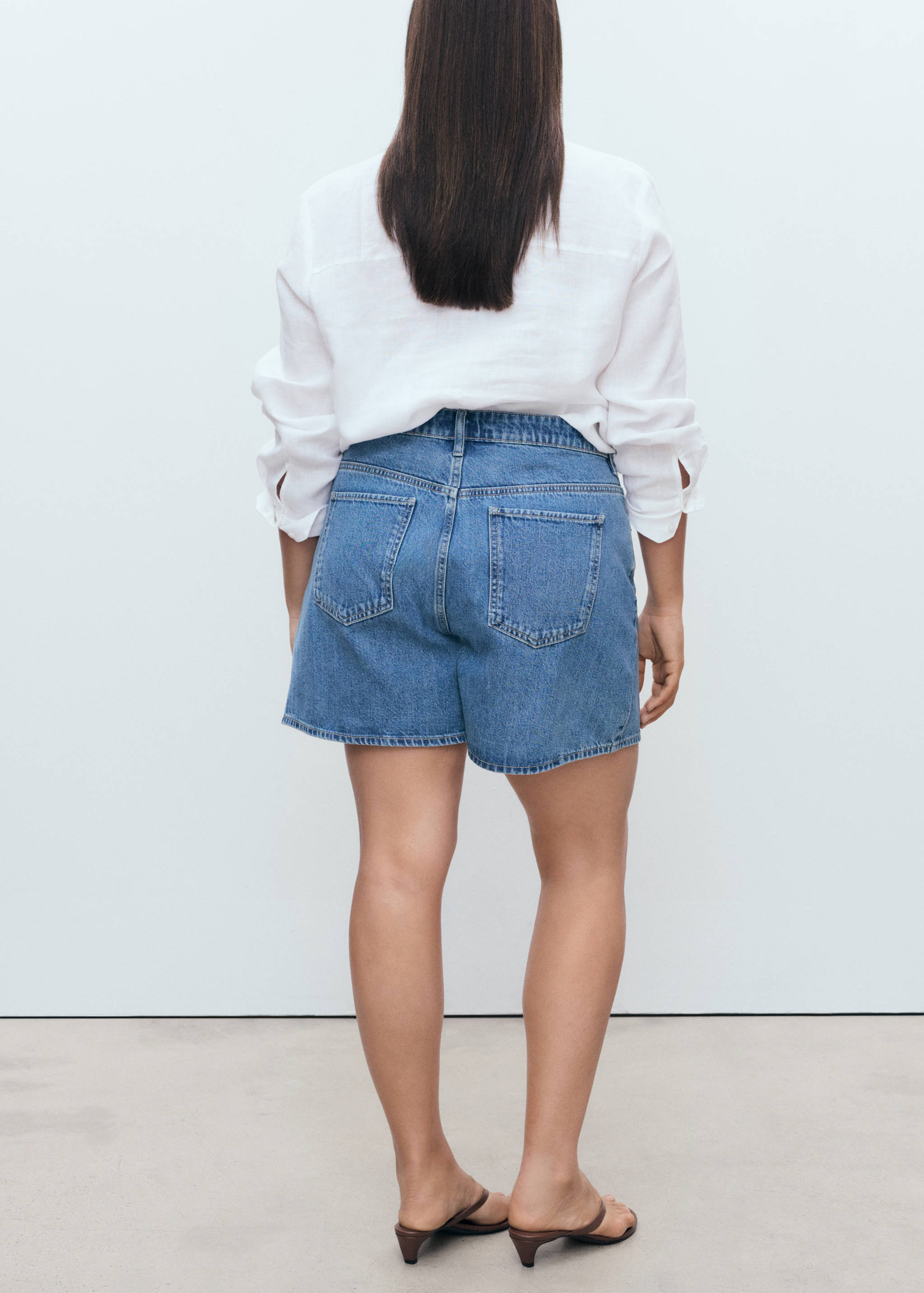 High-waisted straight-fit denim shorts - Details of the article 4