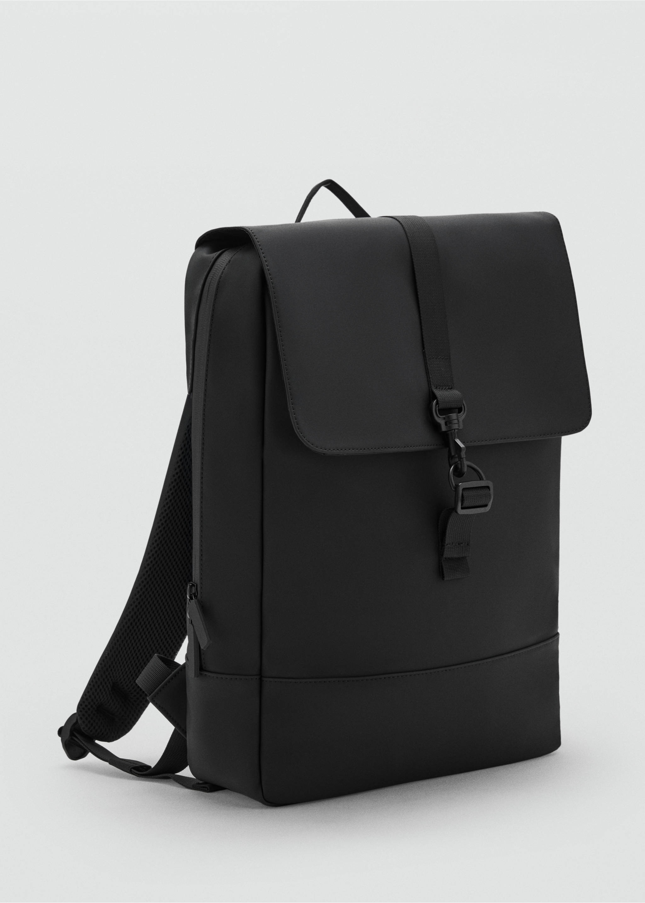 Mochila engomada cierre solapa - Plano medio, Negro. Ref: 17051201-00.