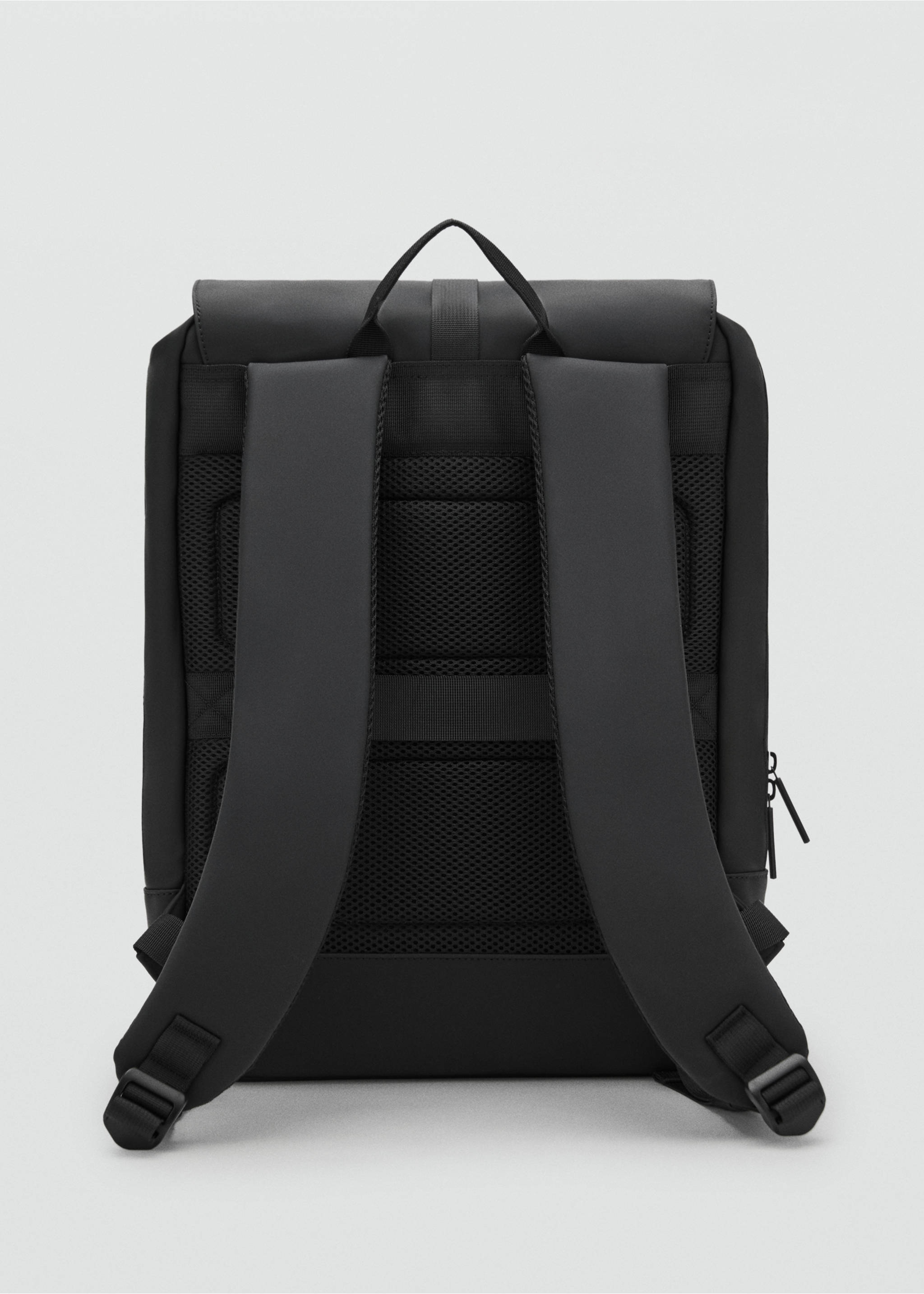 Mochila engomada cierre solapa - Detalle del artículo 1, Negro. Ref: 17051201-00.