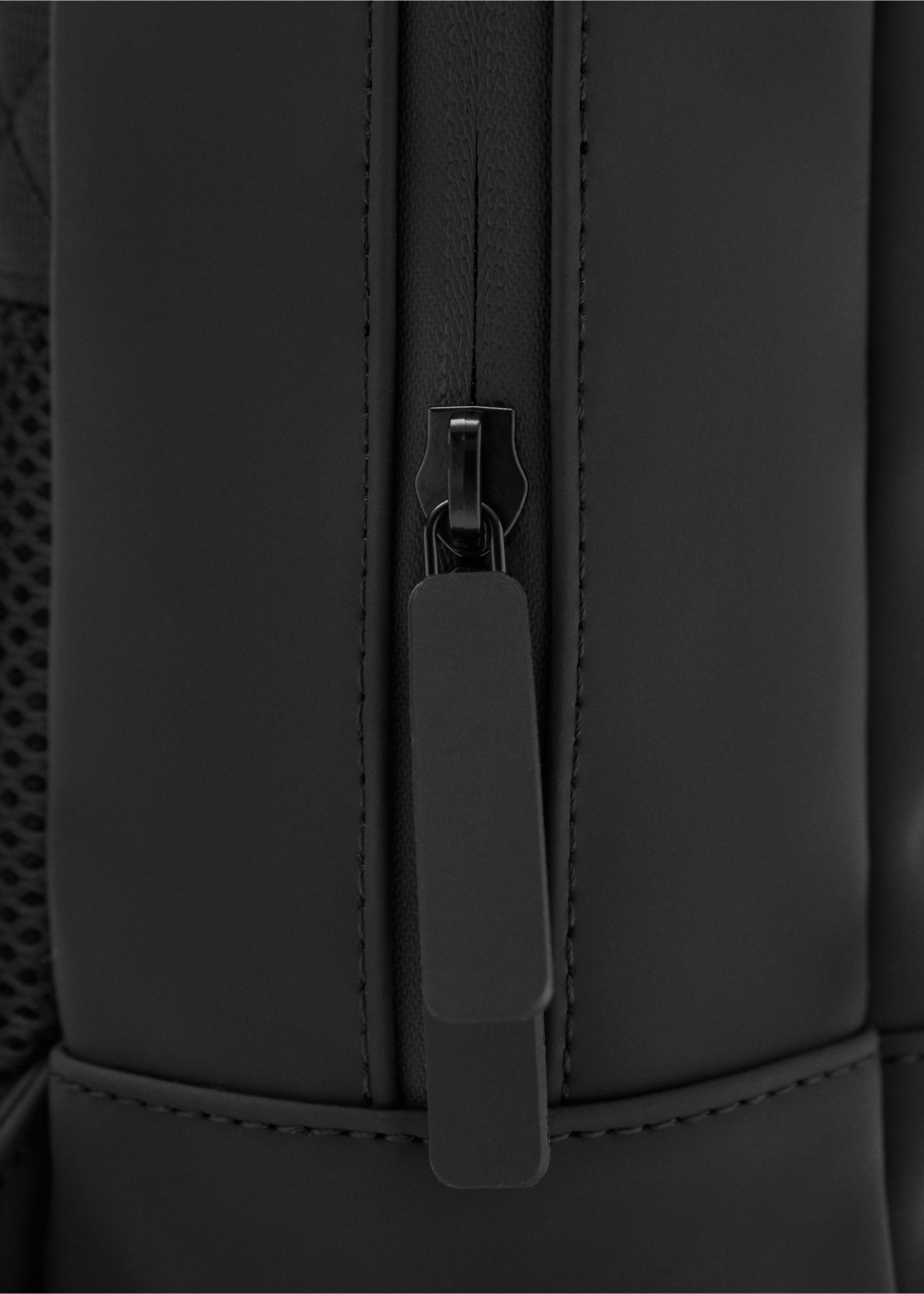 Mochila engomada cierre solapa - Detalle del artículo 2, Negro. Ref: 17051201-00.