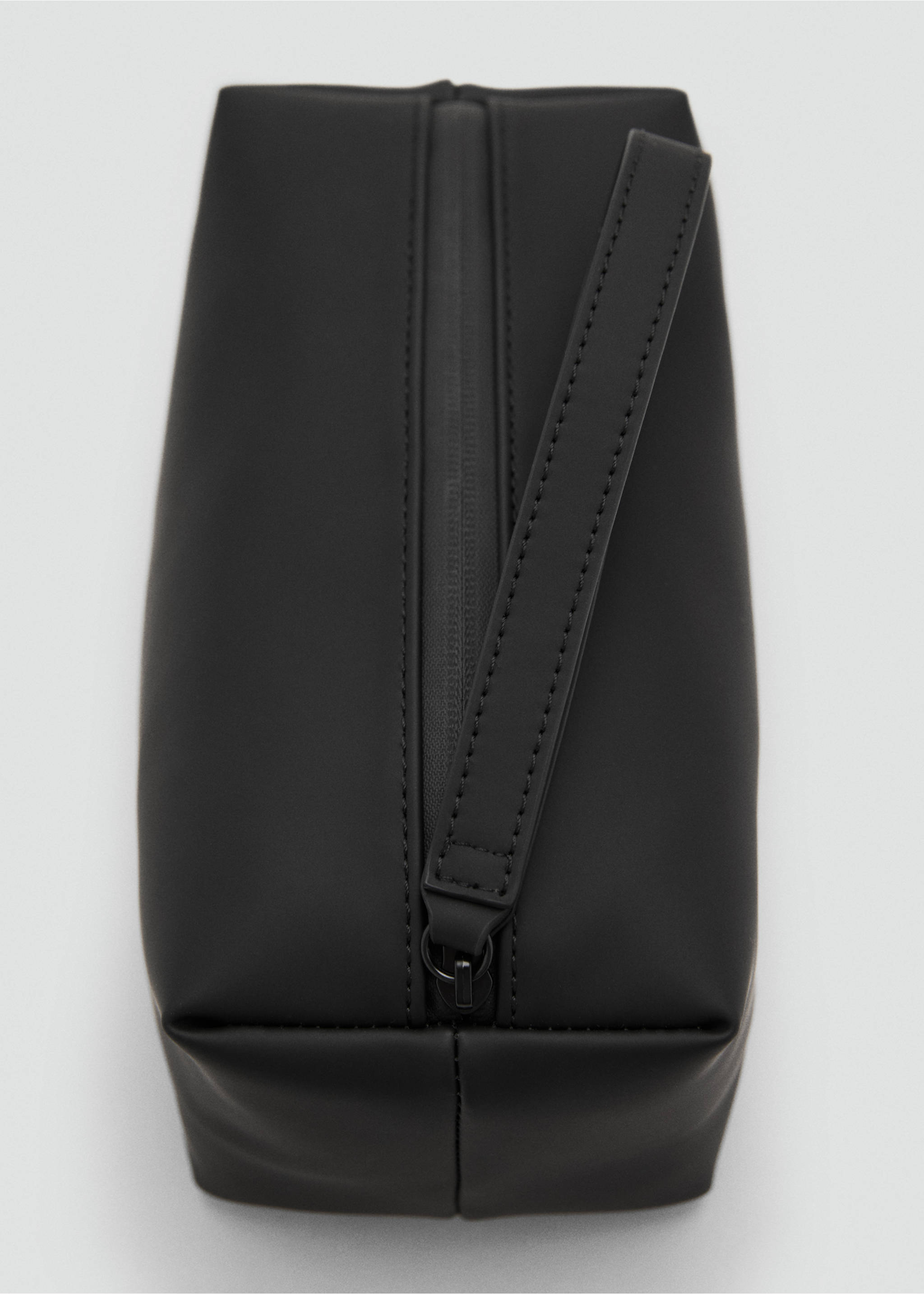 Contrast-strap pebbled cosmetic bag - Details of the article 2, Black. Ref: 17051202-00.