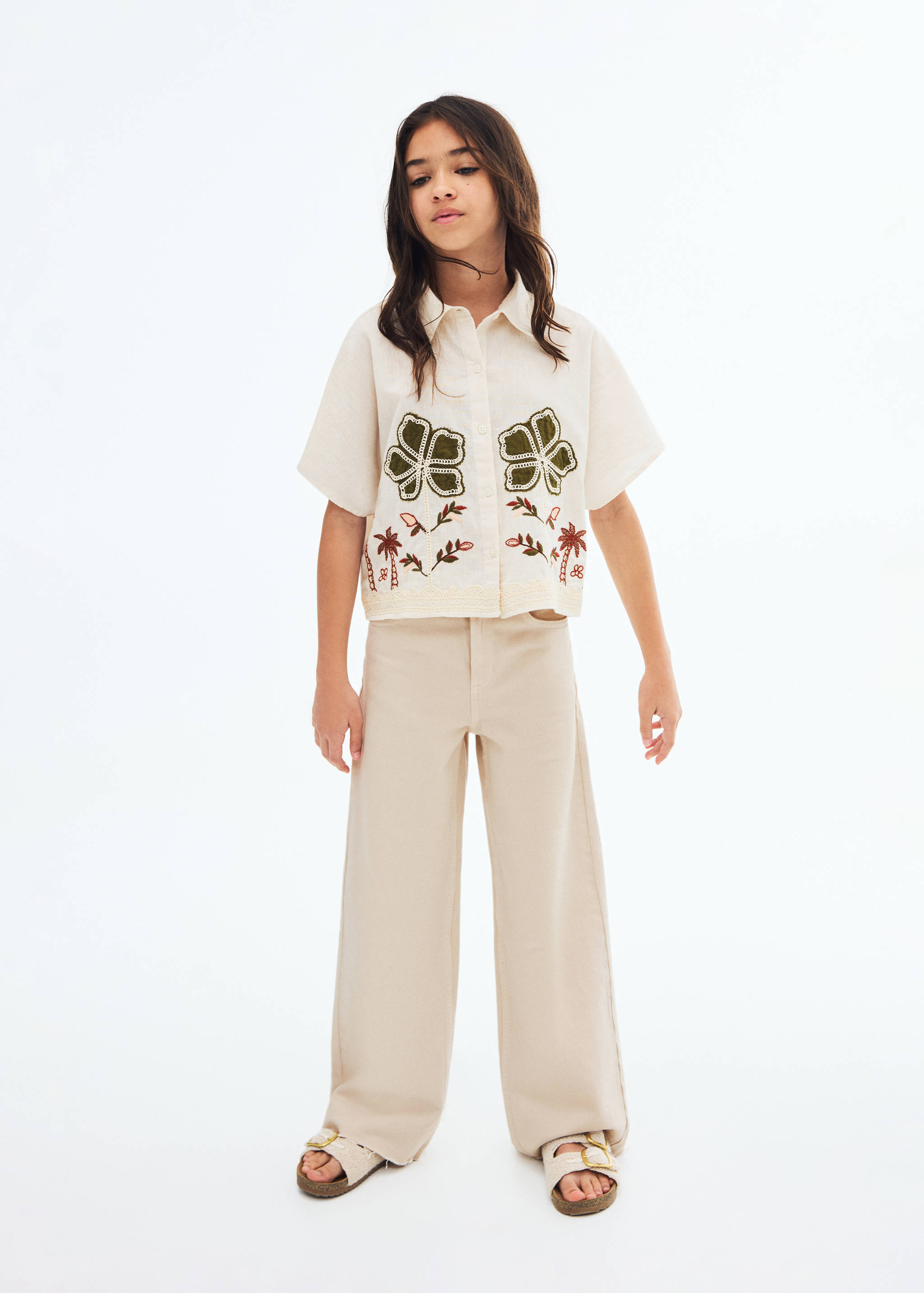 Linen shirt embroidered with flowers - General plane