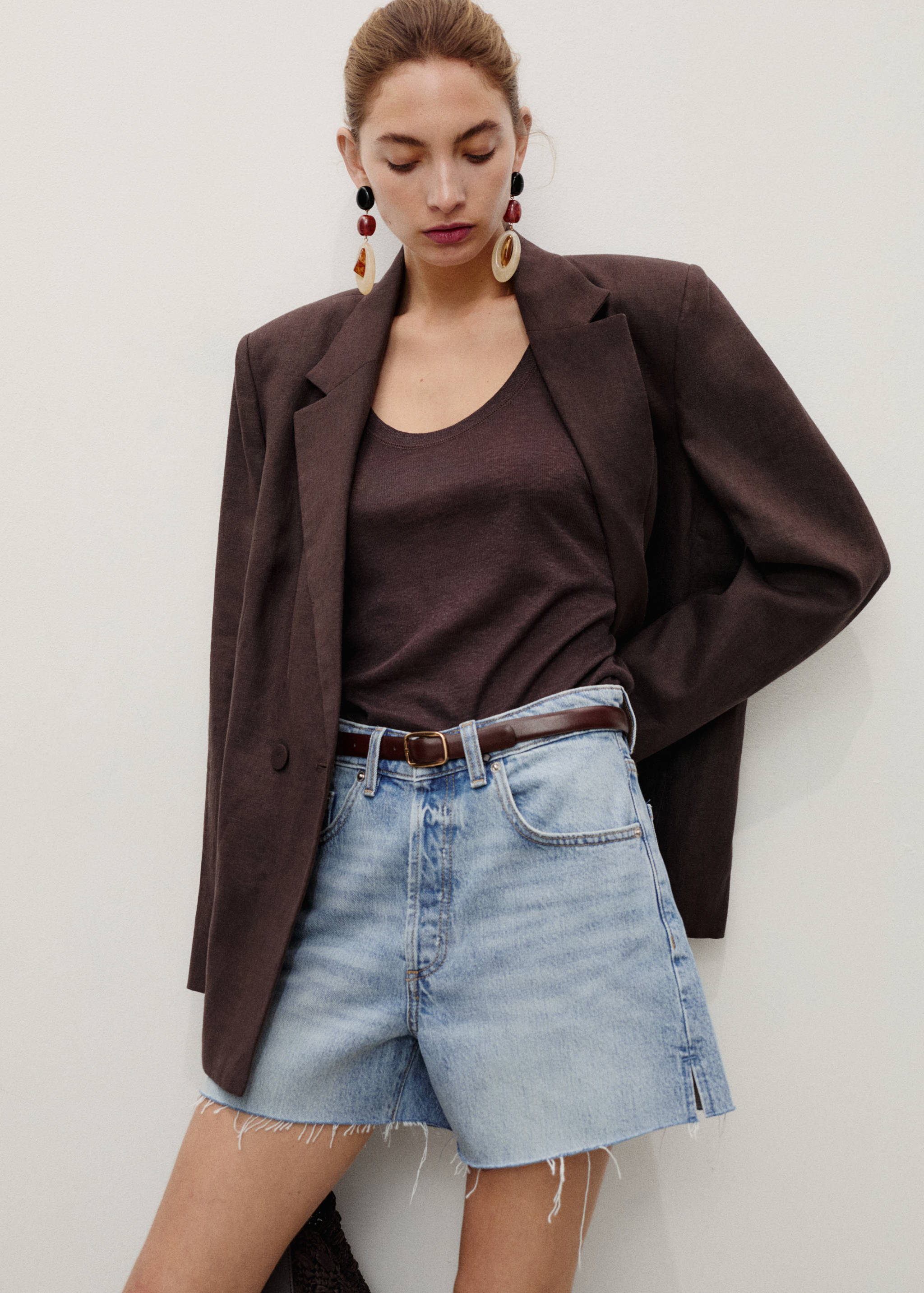 Denim shorts with frayed hem - Details of the article 1