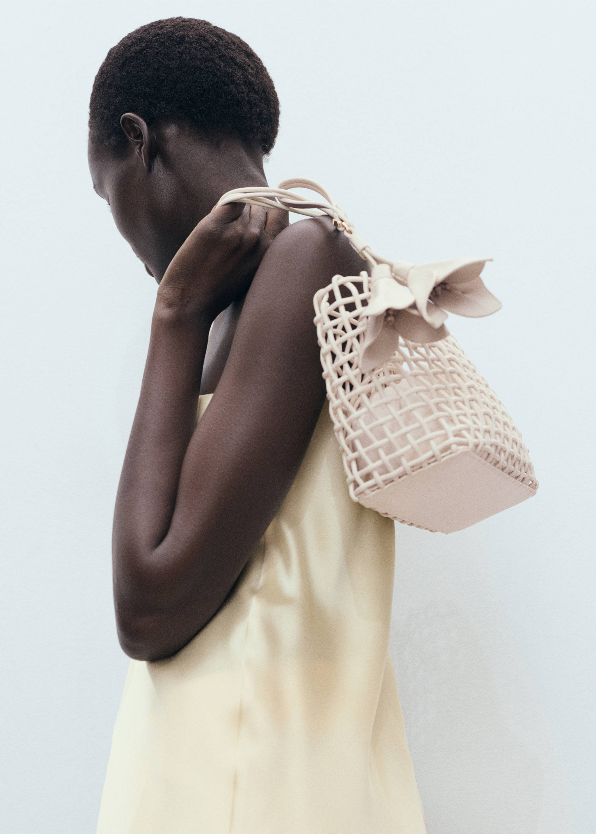 Faux-leather keychain with flower - Details of the article 9, Off White. Ref: 17051219-00.