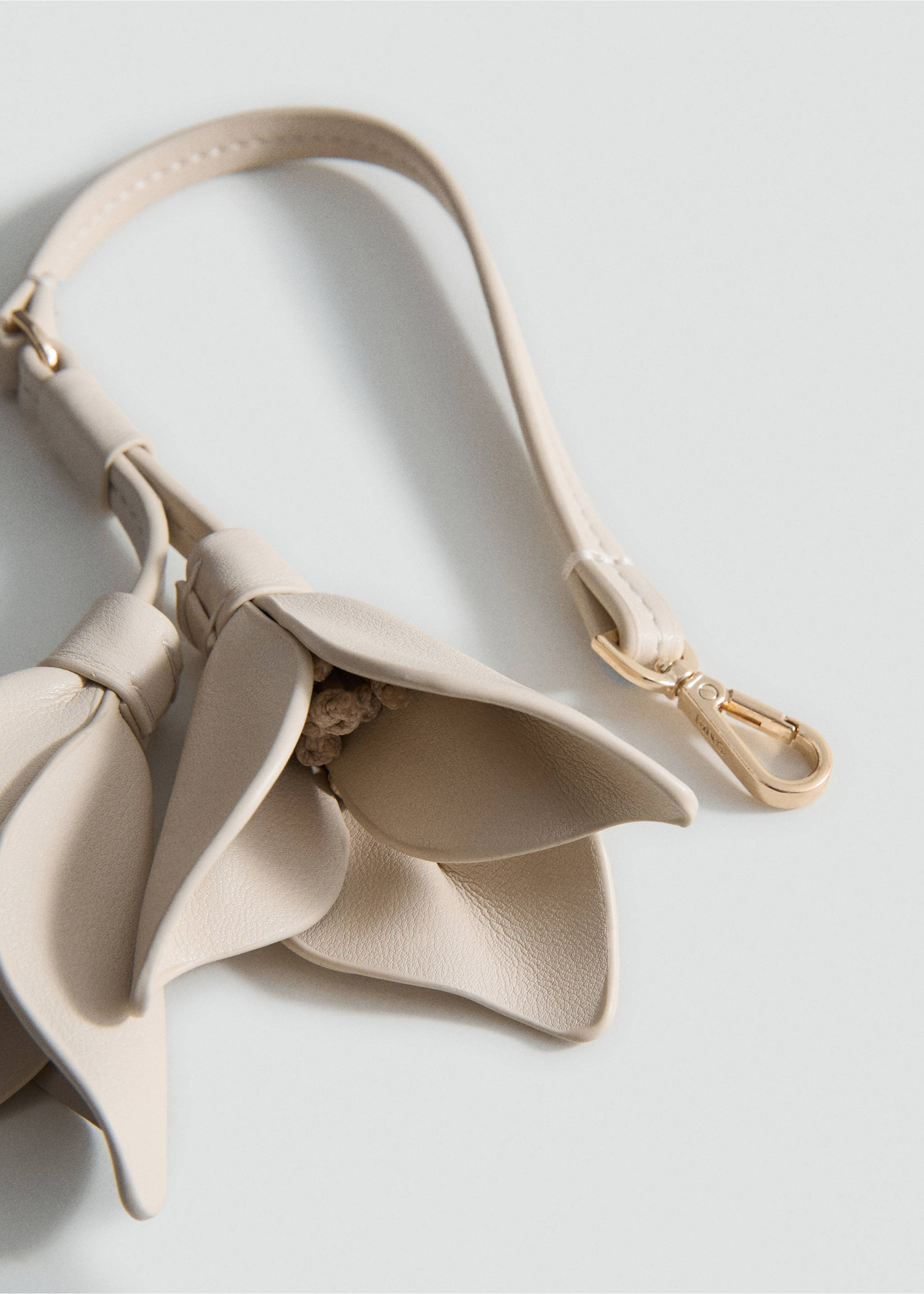 Faux-leather keychain with flower - Medium plane, Off White. Ref: 17051219-00.