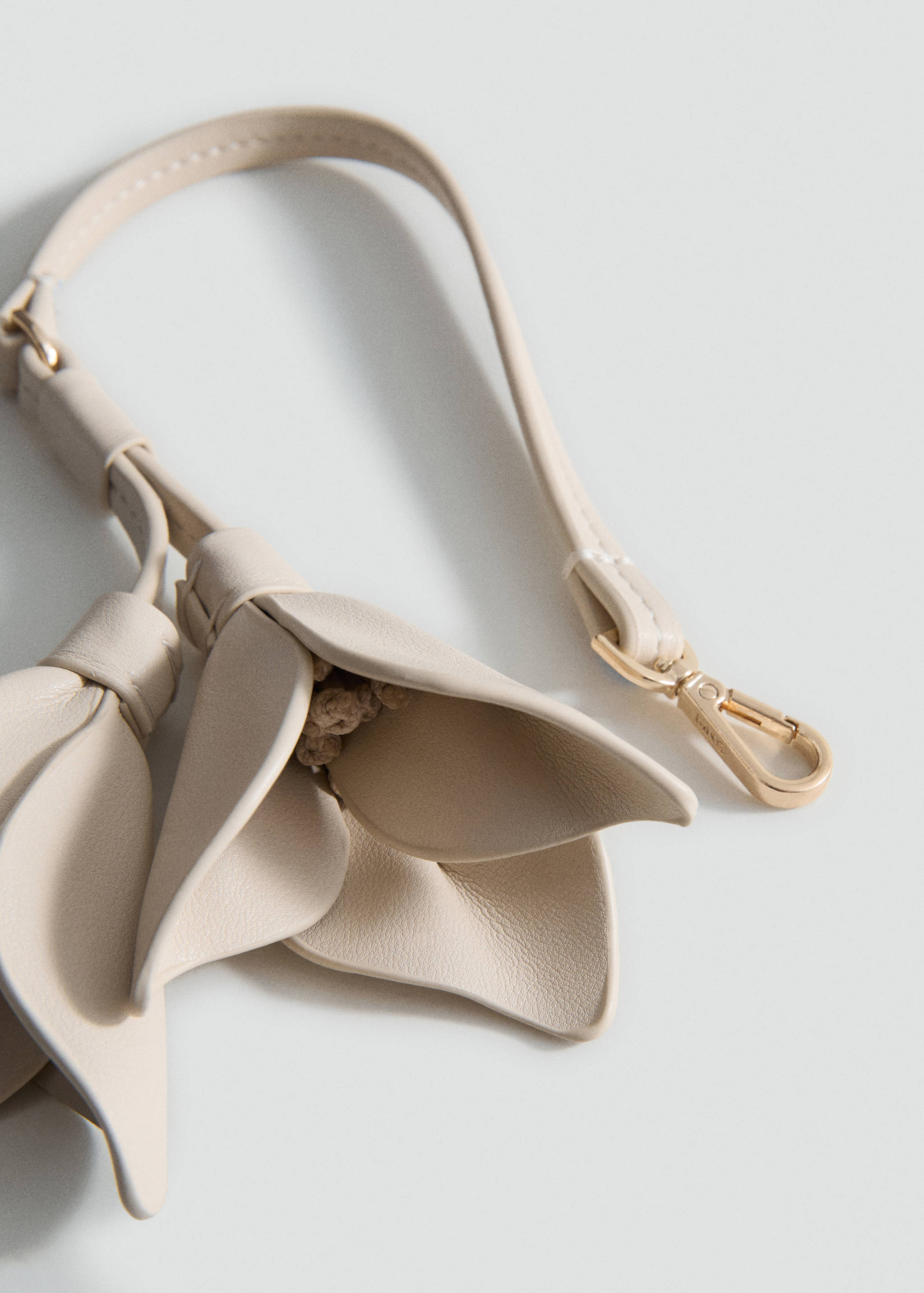 Faux-leather keychain with flower - Medium plane