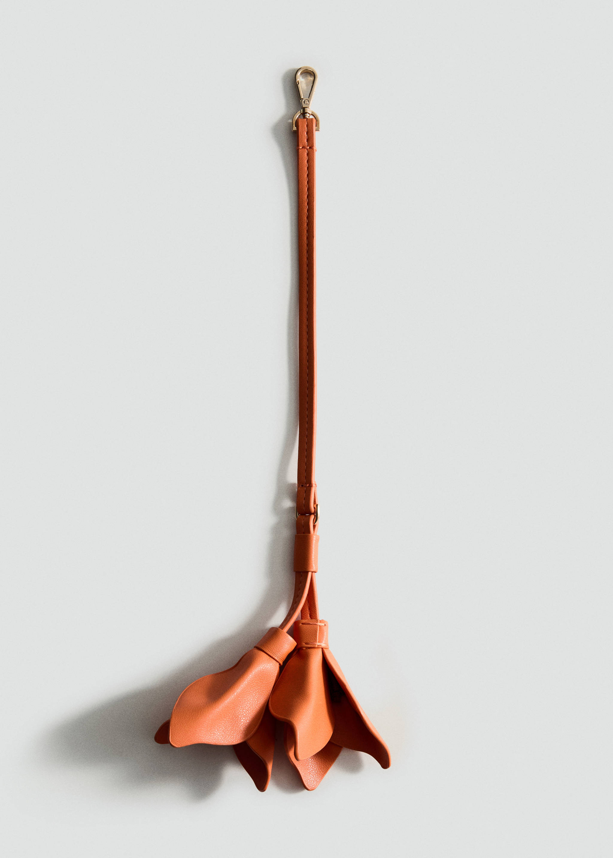 ميدالية مفاتيح بتأثير الجلد مع ورود - منتج دون نموذج