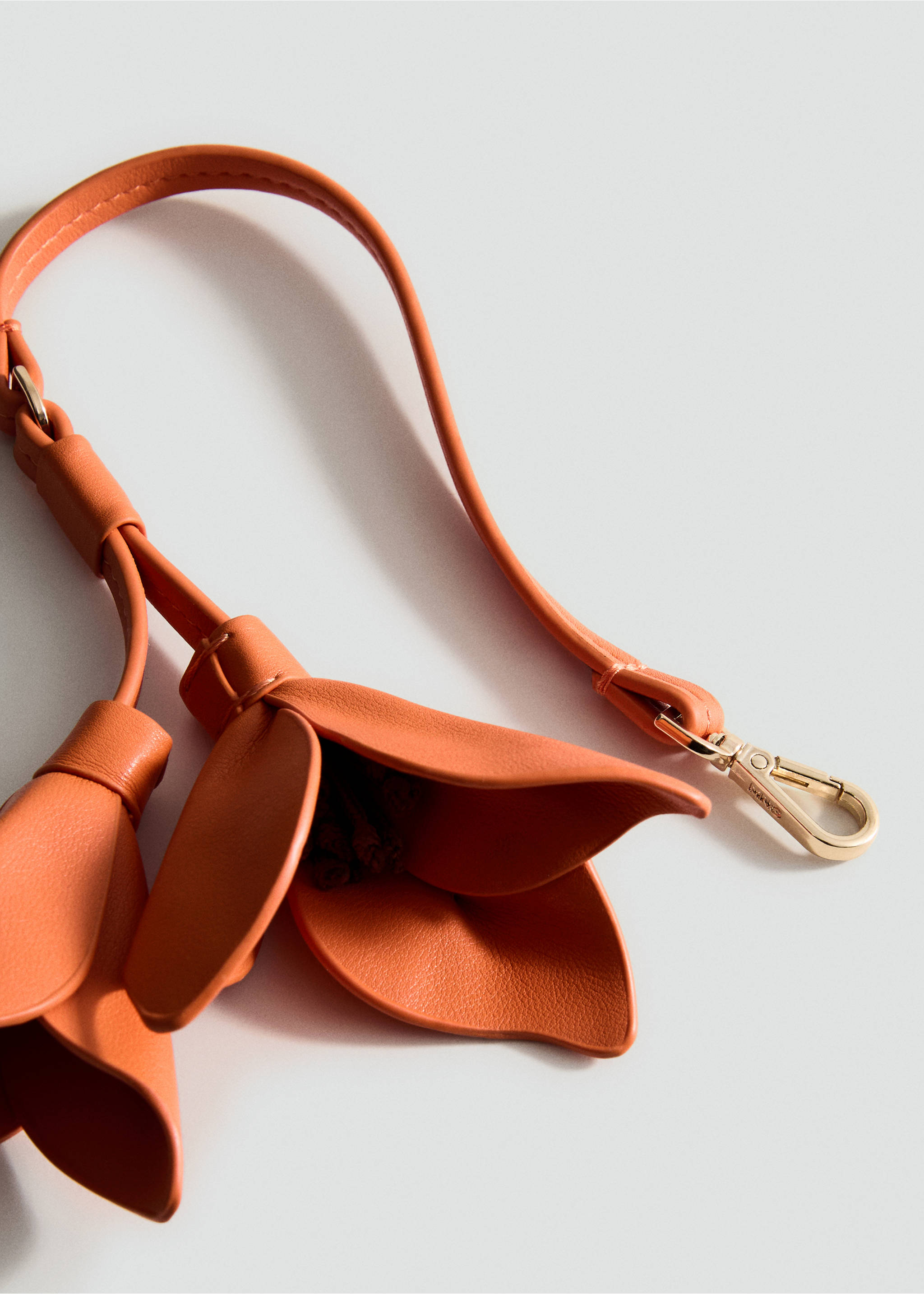 Faux-leather keychain with flower - Medium plane, Orange. Ref: 17051219-00.