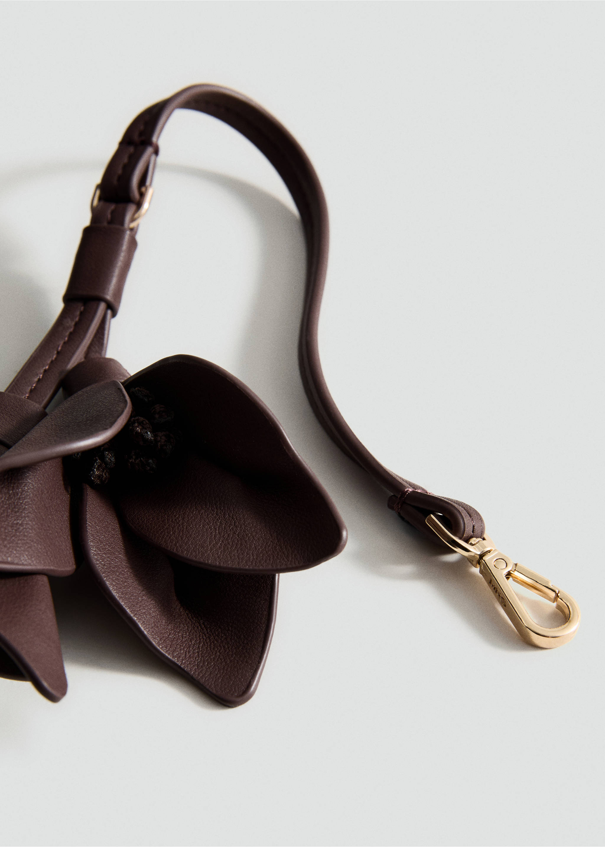 Faux-leather keychain with flower - Medium plane, Chocolate. Ref: 17051219-00.