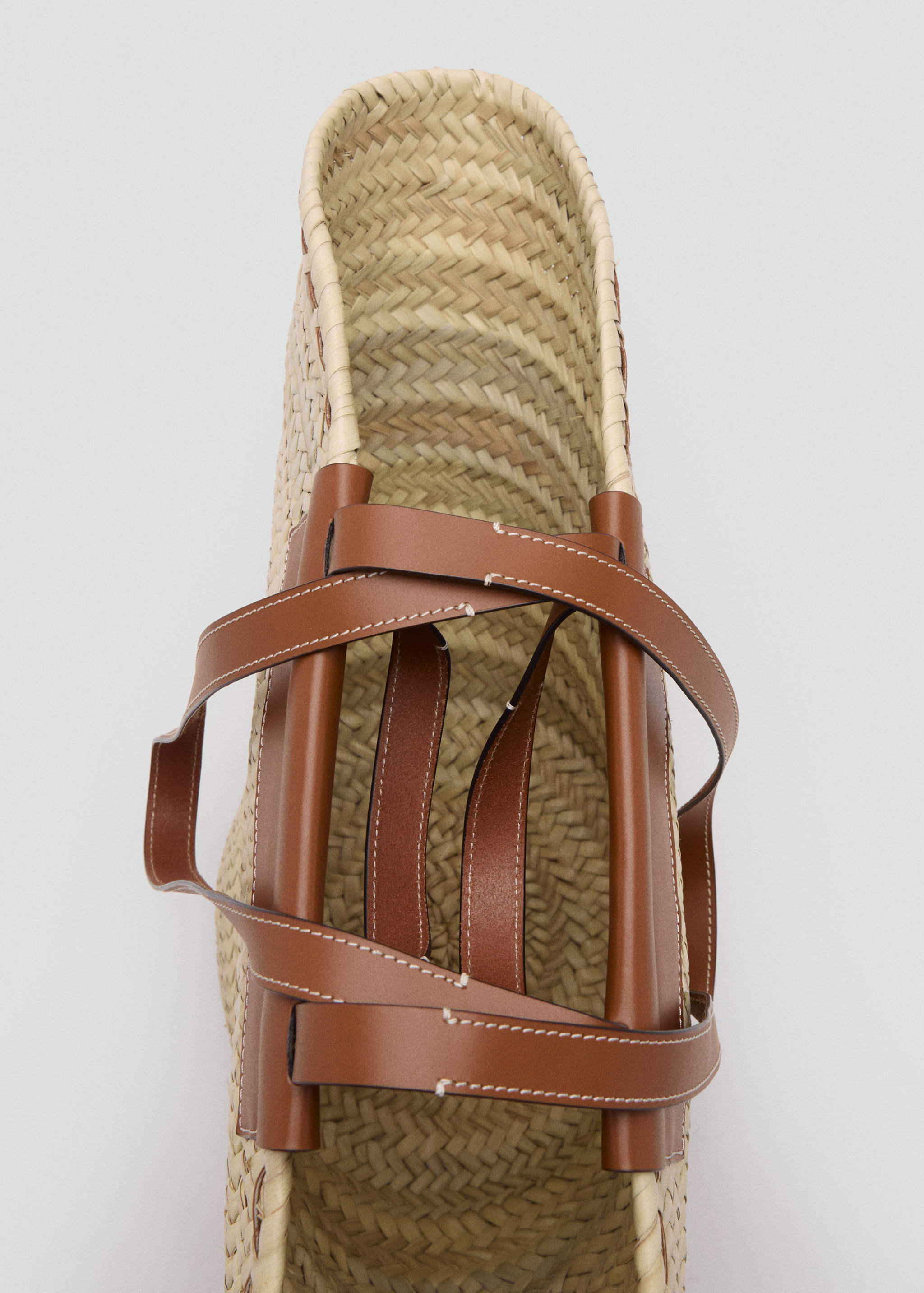 Large natural fibre basket with leather handle - Details of the article 1