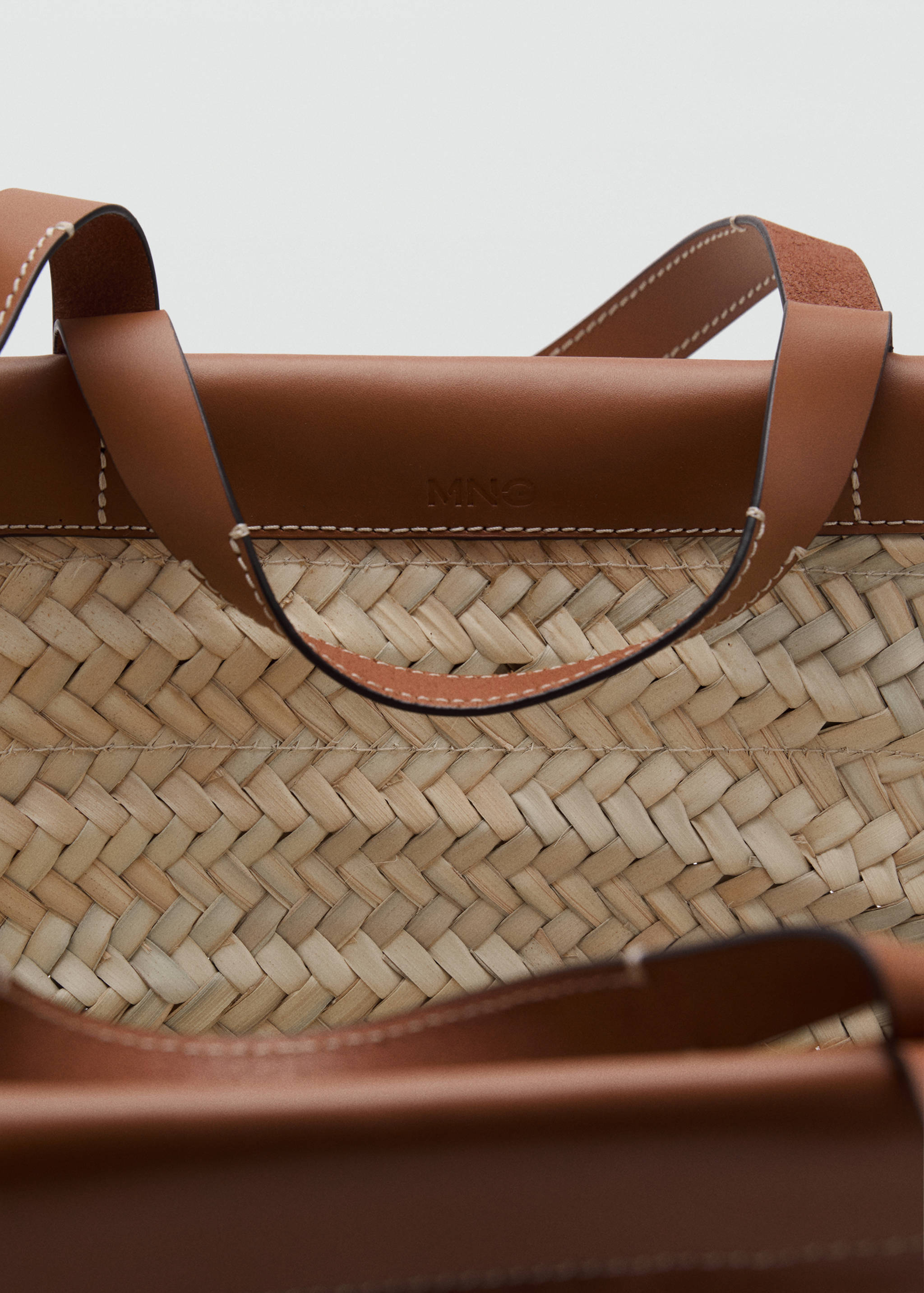 Large natural fibre basket with leather handle - Details of the article 3
