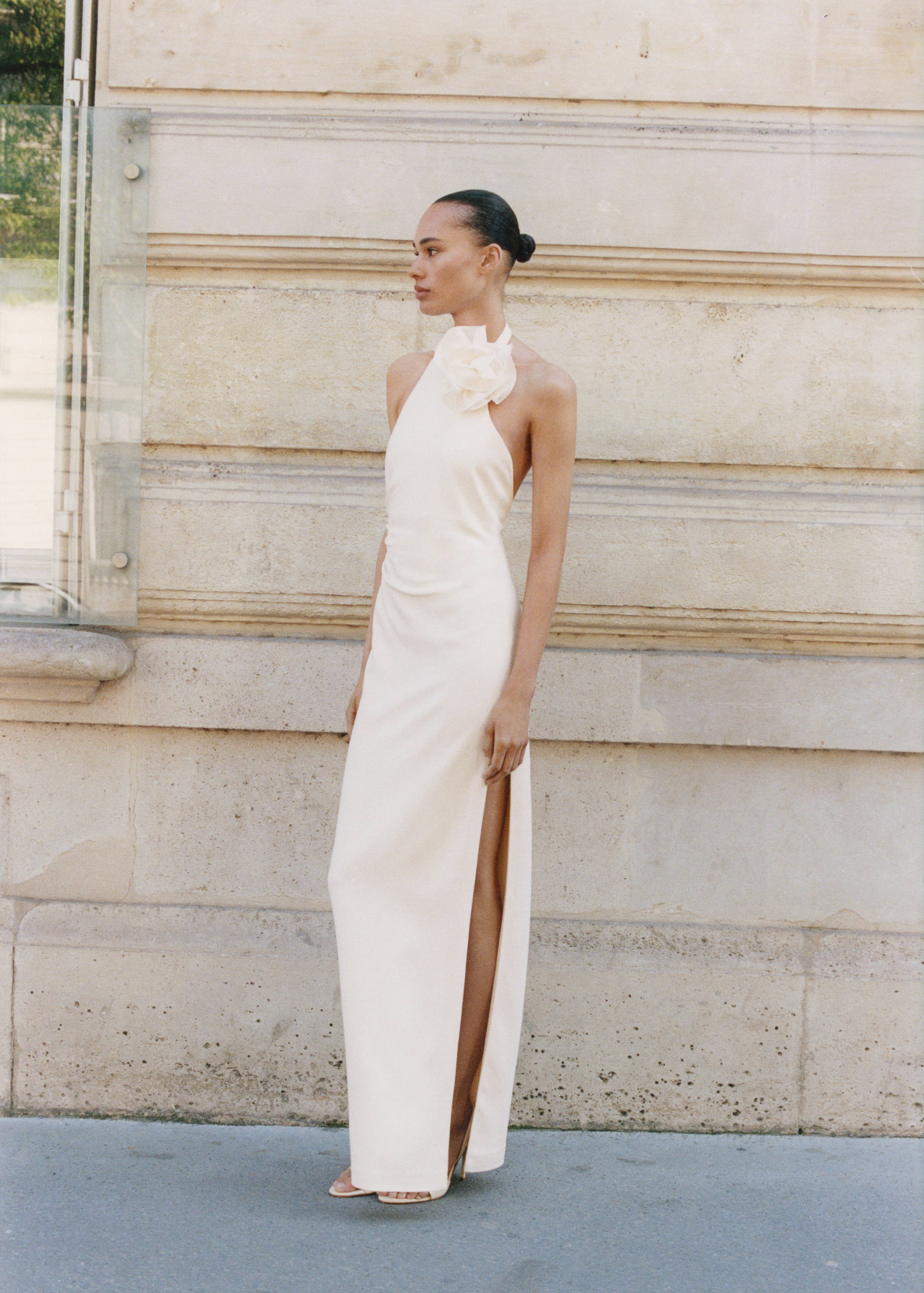 Halterkleid mit Blumenschmuck - Allgemeine Ansicht