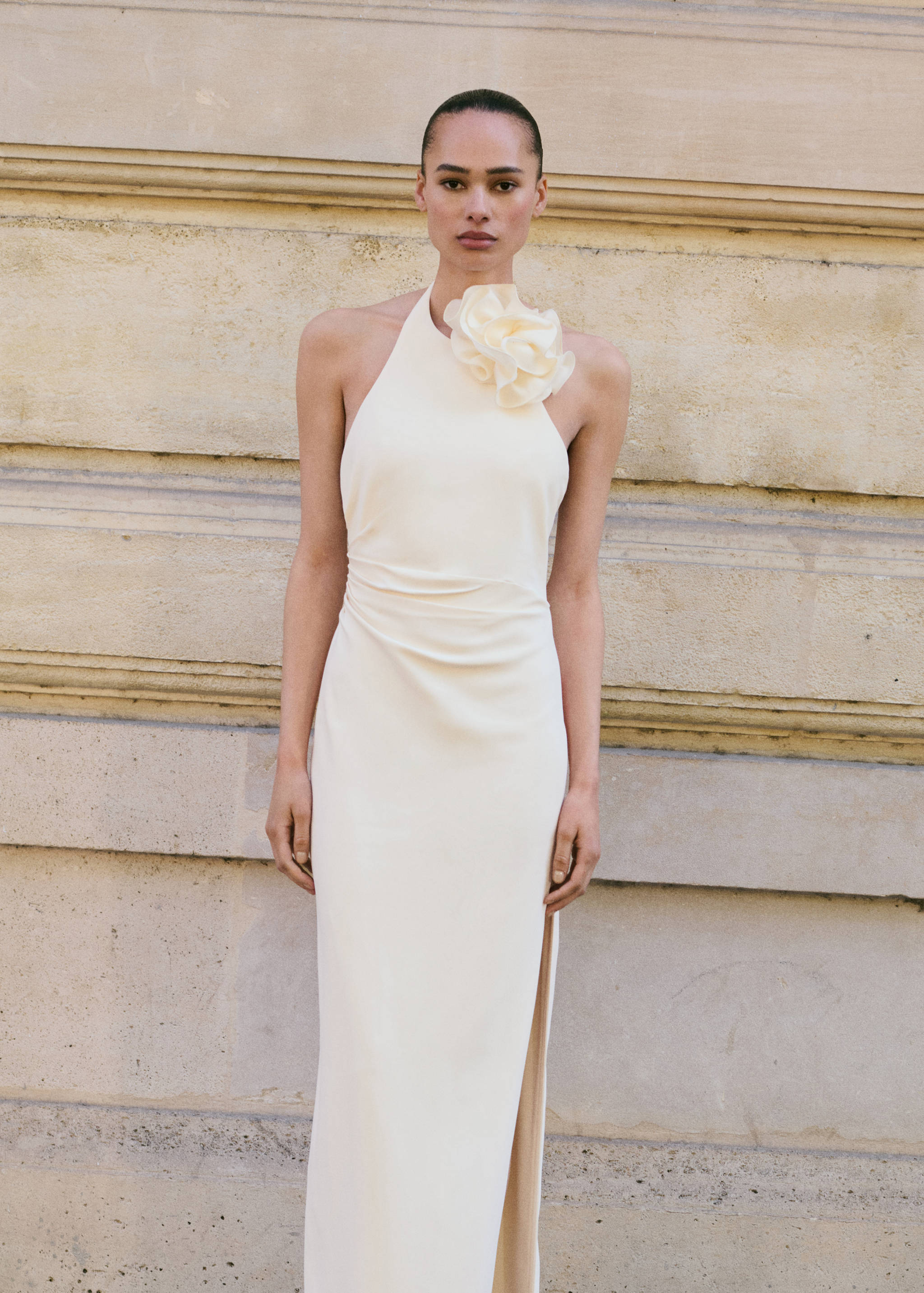 Halterkleid mit Blumenschmuck - Mittlere Ansicht