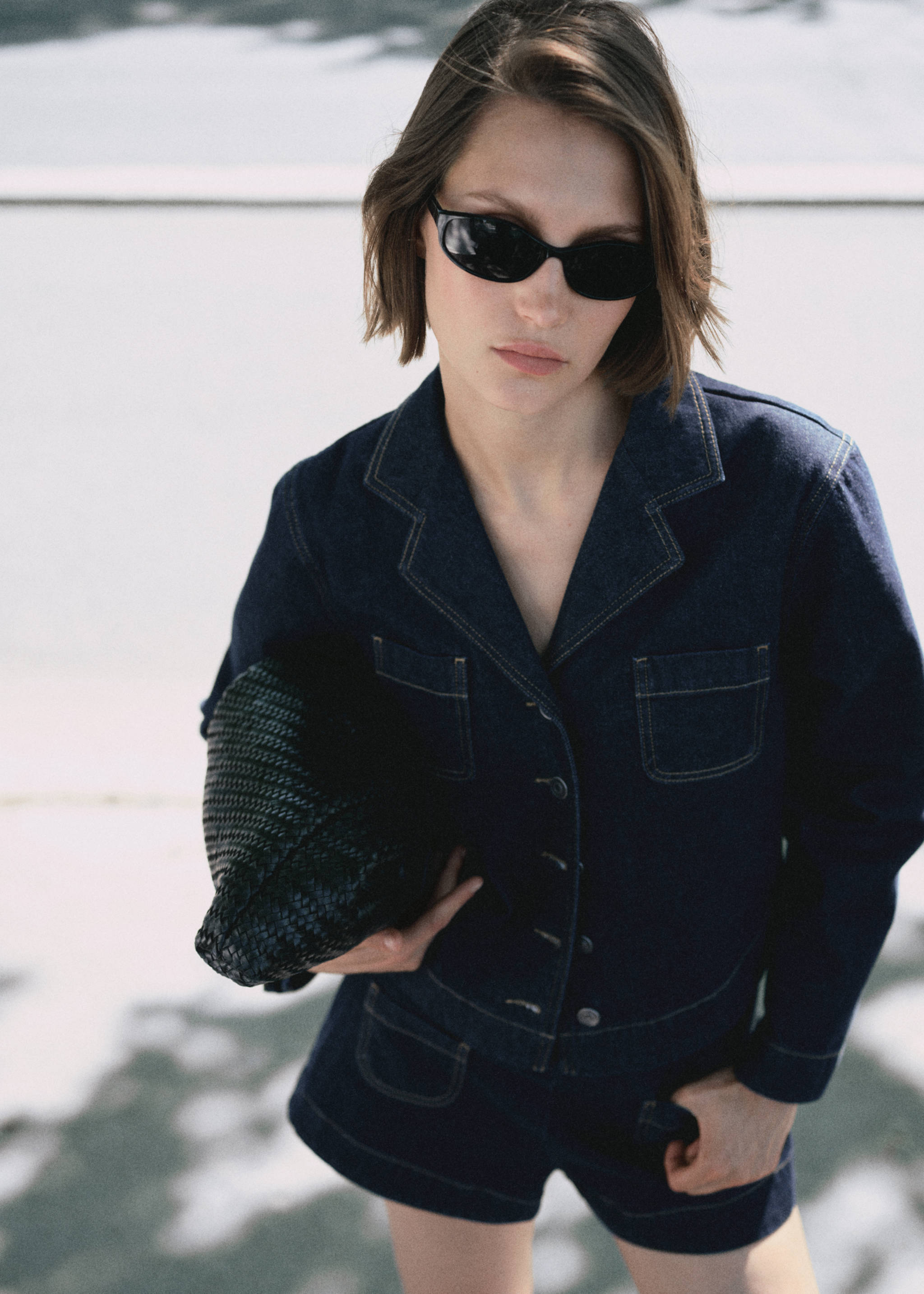 High-waisted denim shorts with pockets - Details of the article 7