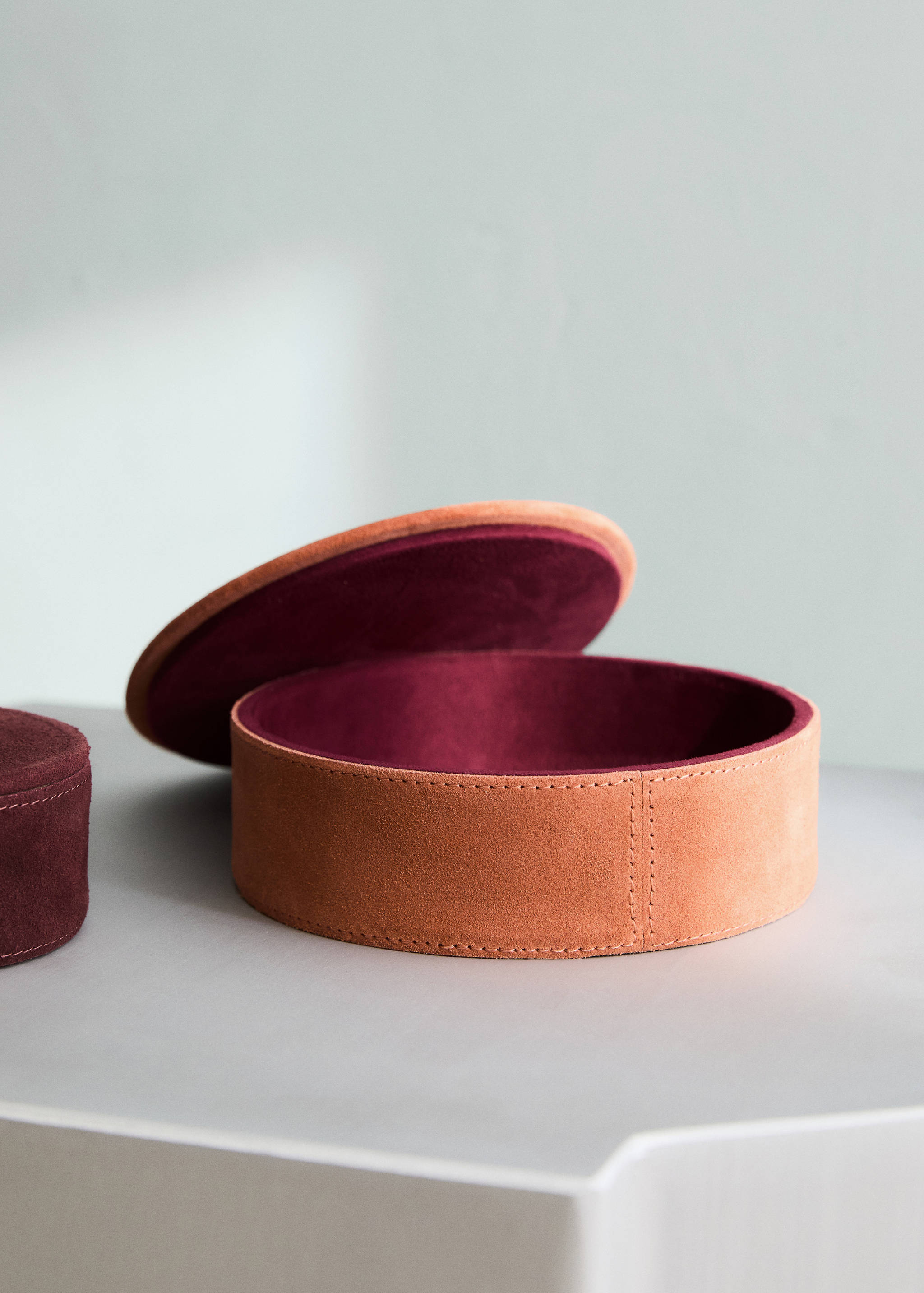 Medium two-tone leather round box - General plane