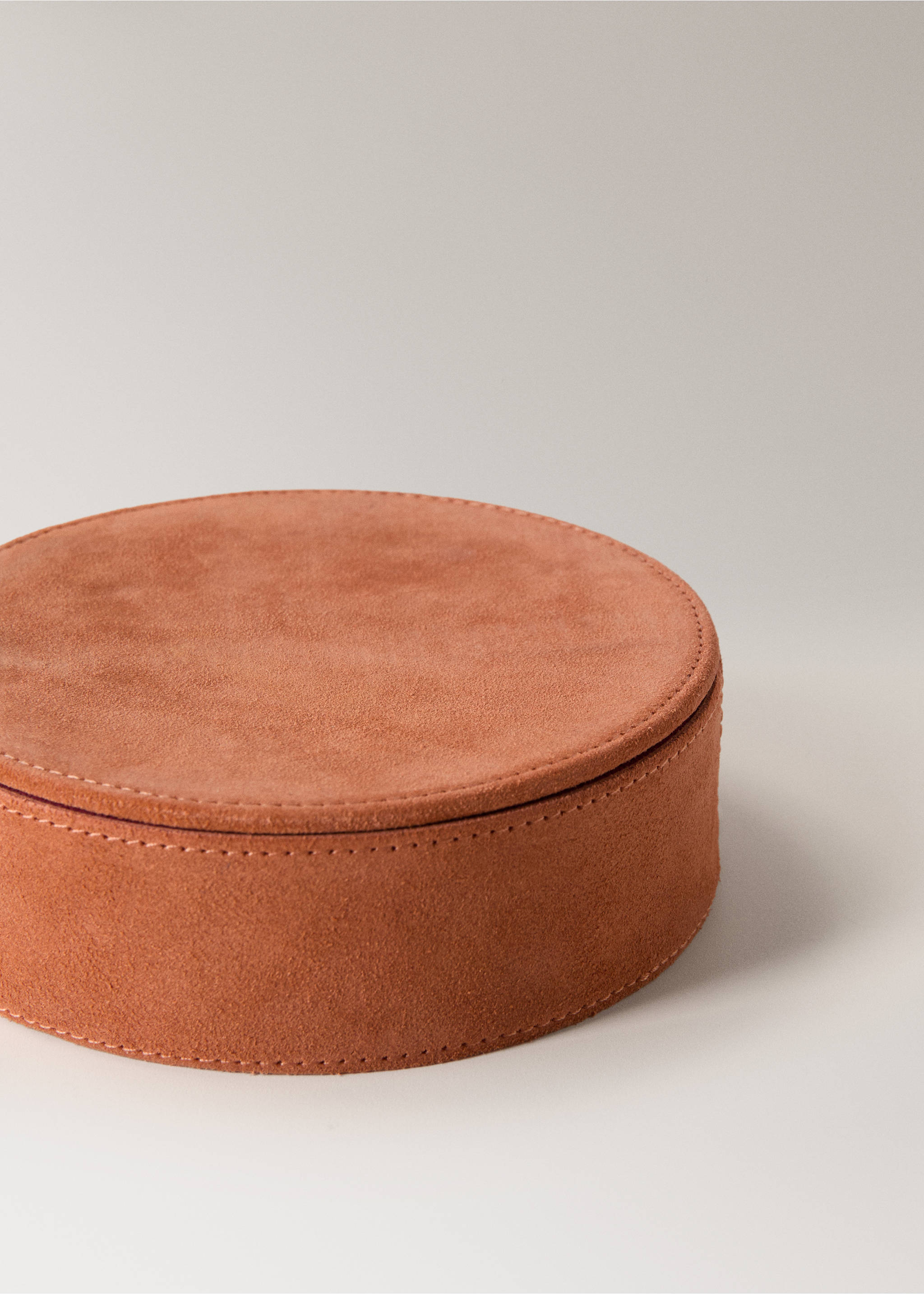 Medium two-tone leather round box - Details of the article 1, Burnt Orange. Ref: 17051292-00.