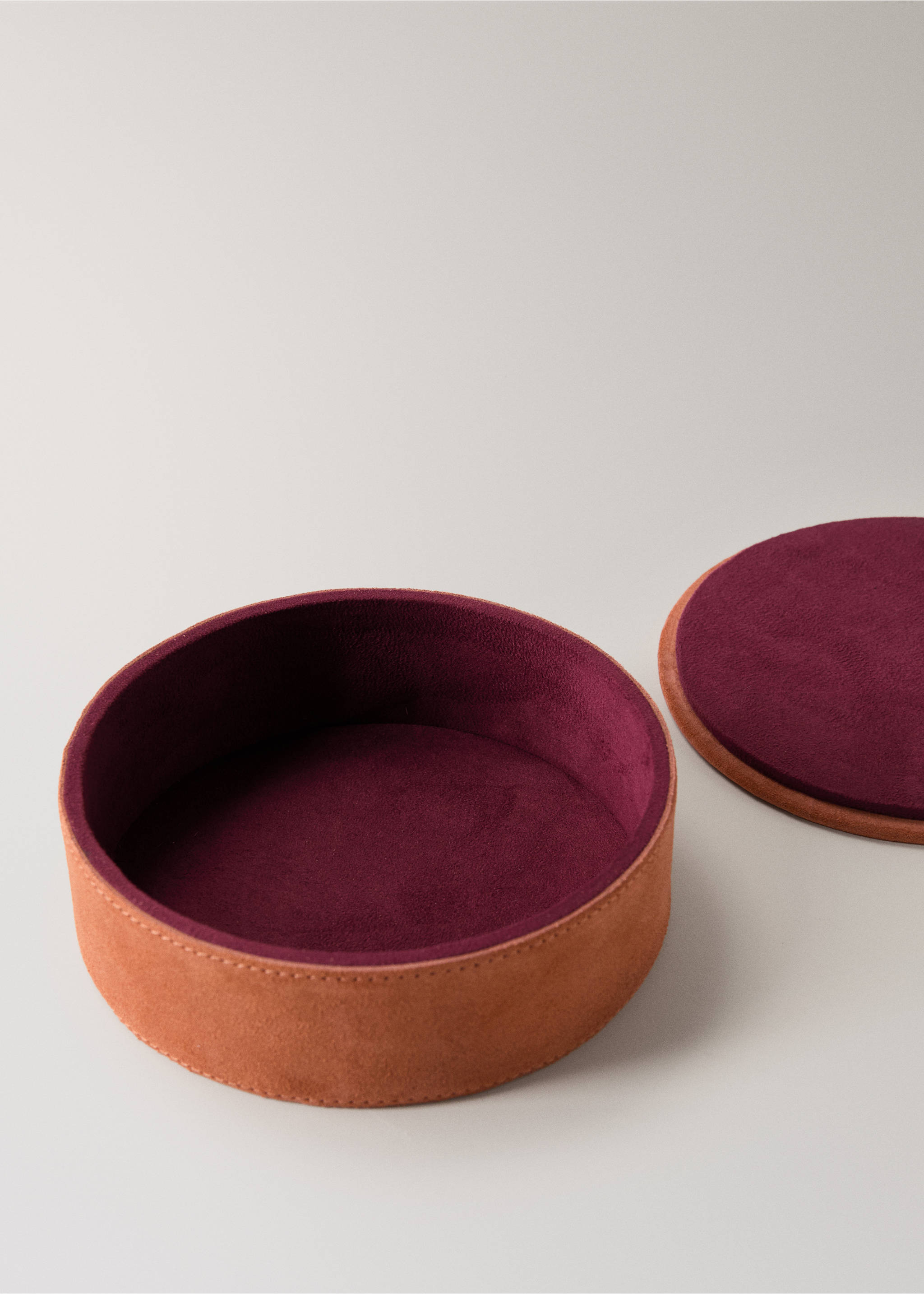 Medium two-tone leather round box - Details of the article 2, Burnt Orange. Ref: 17051292-00.