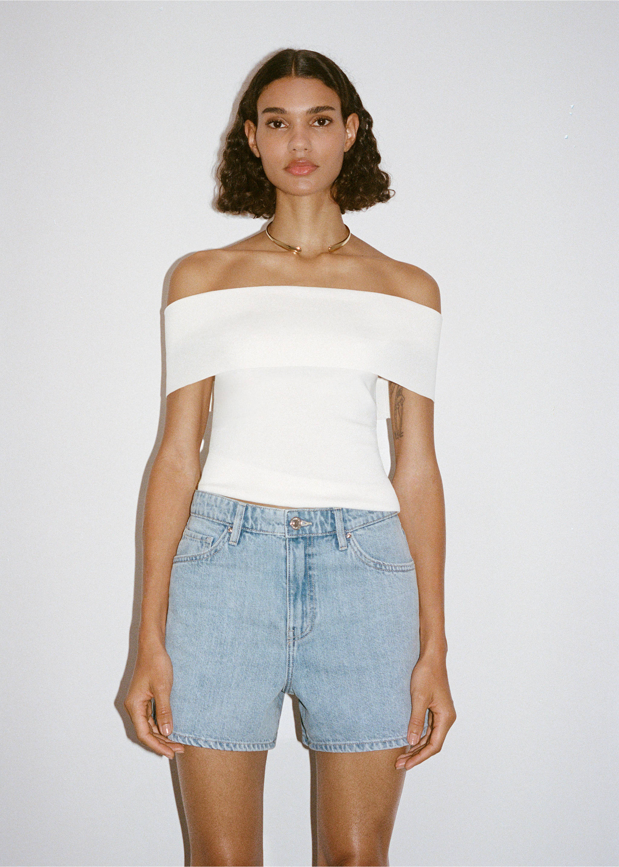 High-waisted straight-fit denim shorts - Details of the article 6, Light Blue. Ref: 17051514-00.