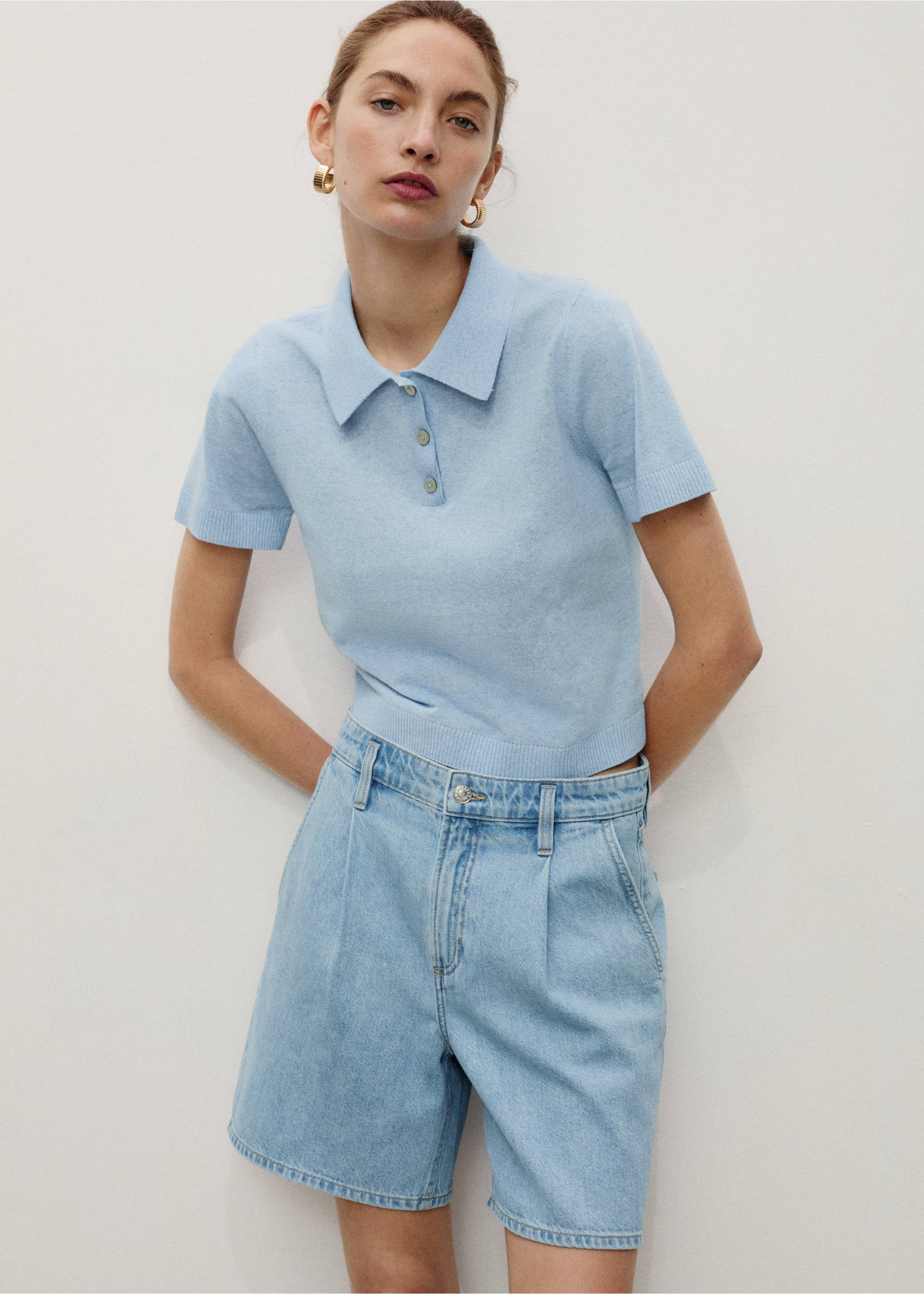 Mid-rise denim bermuda shorts with pleats - Details of the article 1, Light Blue. Ref: 17051515-00.