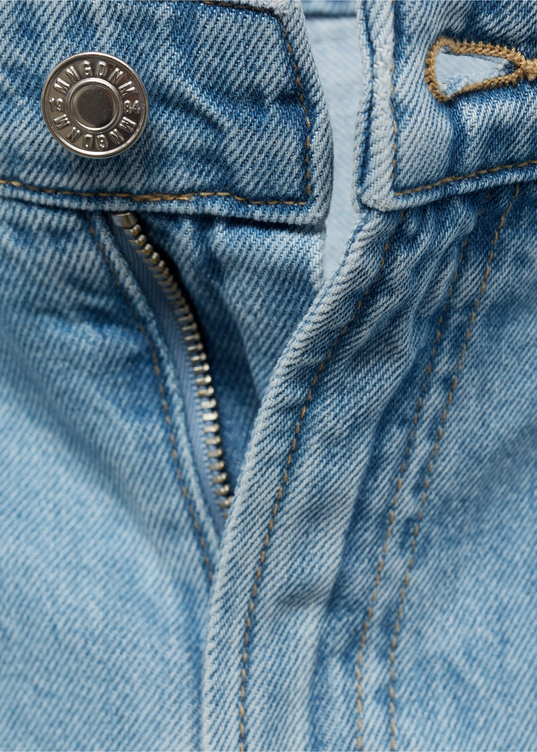 Mid-rise denim bermuda shorts with pleats - Details of the article 8, Light Blue. Ref: 17051515-00.