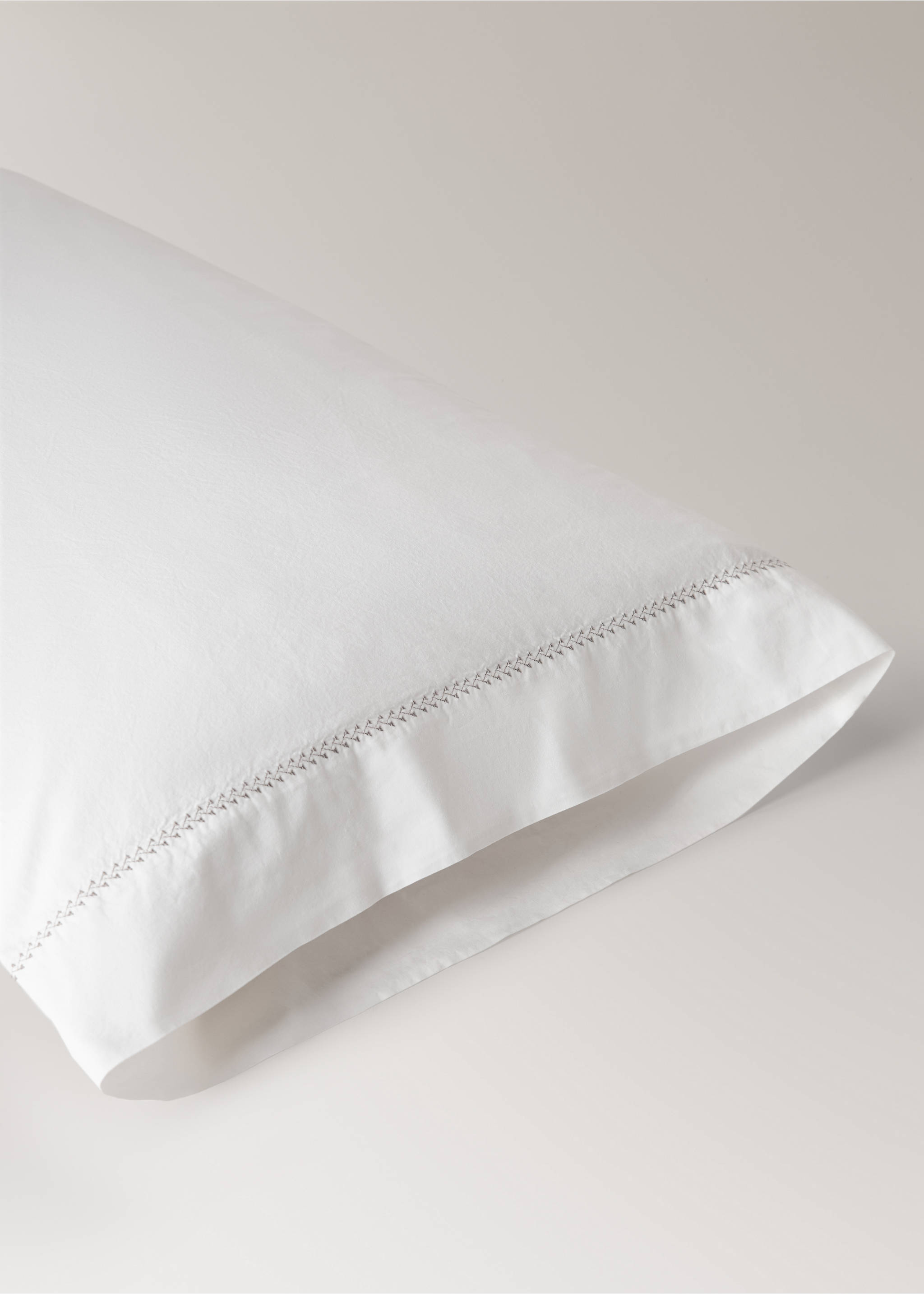 Washed cotton percale pillowcase with zigzag stitching 45x110 cm - Details of the article 1, Off White. Ref: 17051525-00.