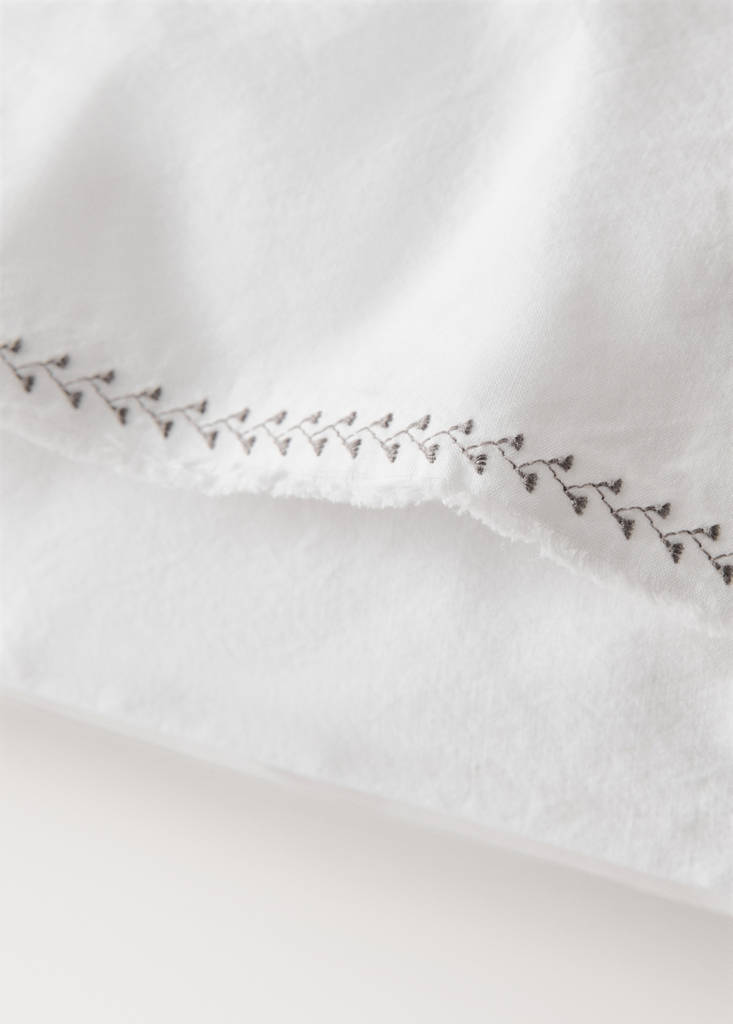 Washed cotton percale pillowcase with zigzag stitching 50x75 cm — Off White