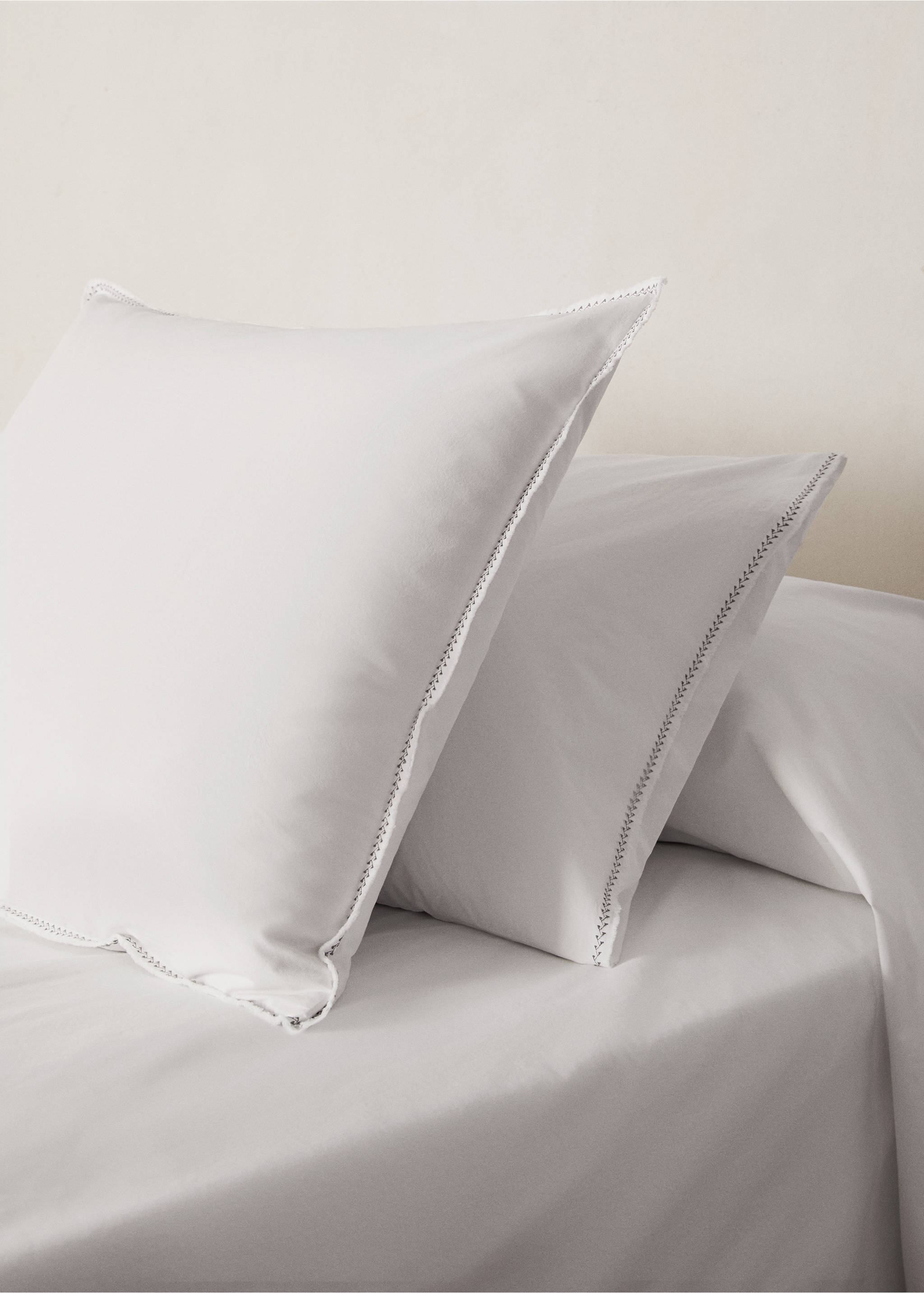 Washed cotton percale pillowcase with zigzag stitching 60x60 cm - General plane, Off White. Ref: 17051527-00.