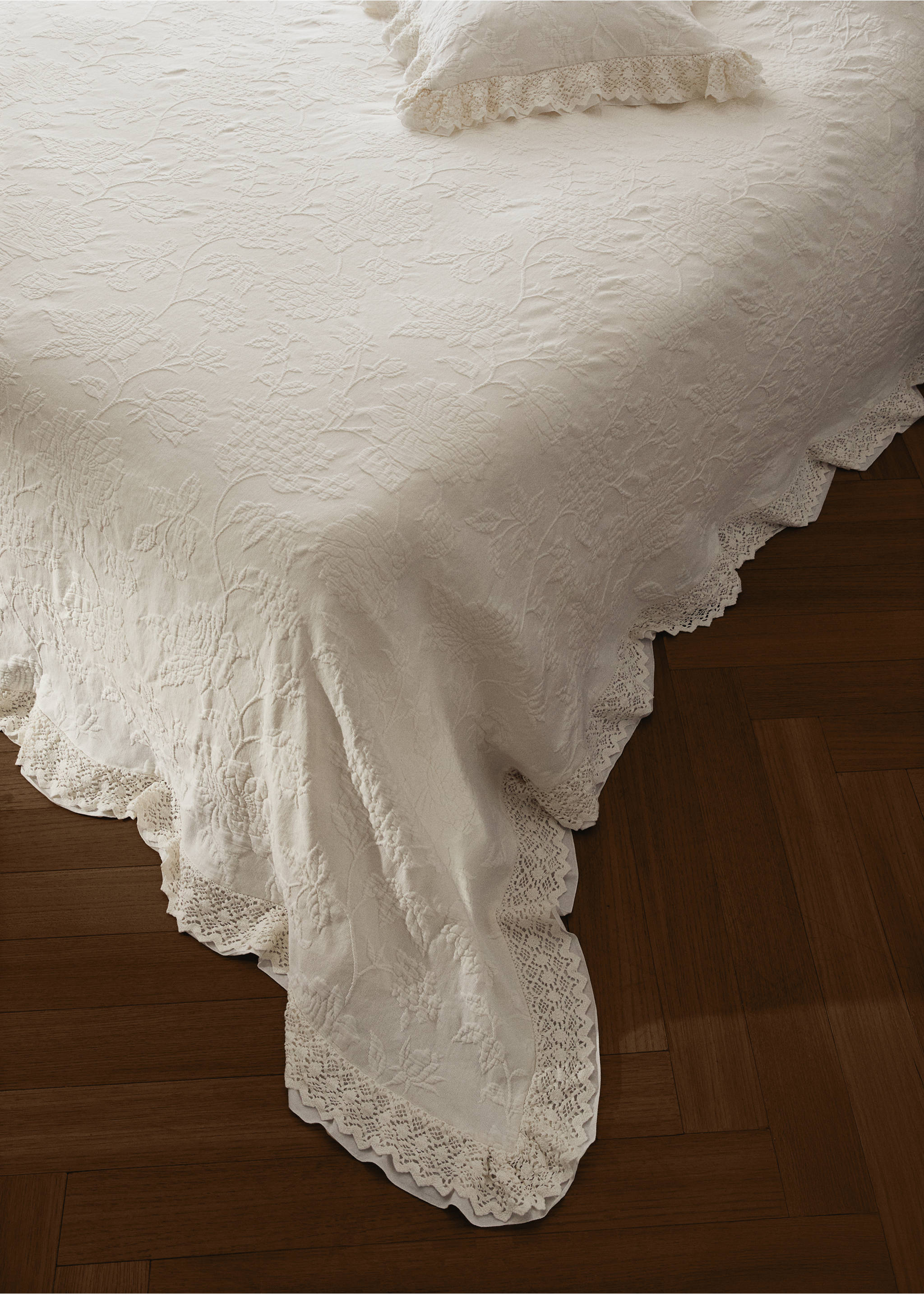Jacquard cotton bedspread with voile frill and lace for 130/150 cm bed - Details of the article 7, Off White. Ref: 17051532-00.
