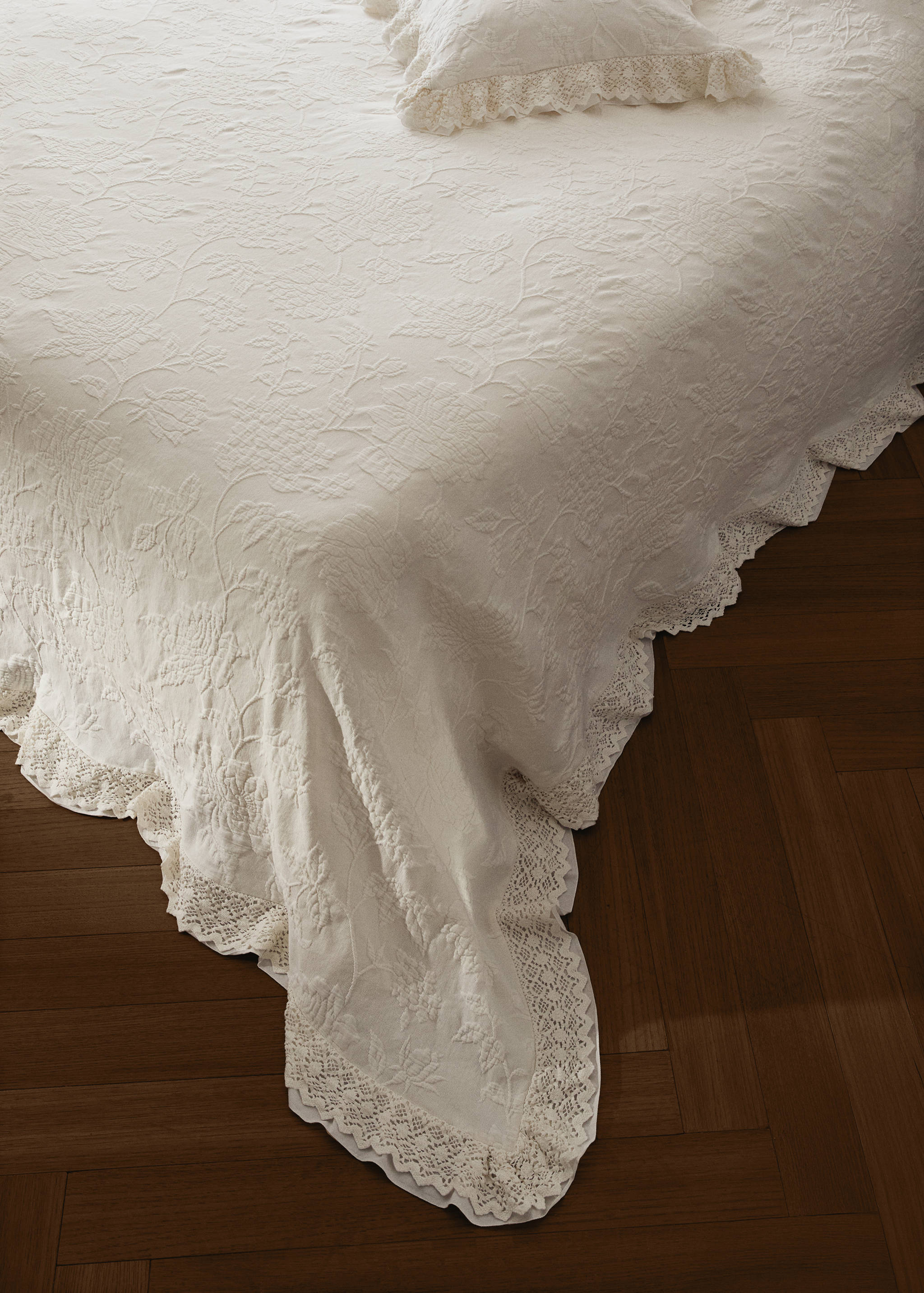 Jacquard cotton bedspread with voile frill and lace for 130/150 cm bed - Details of the article 7