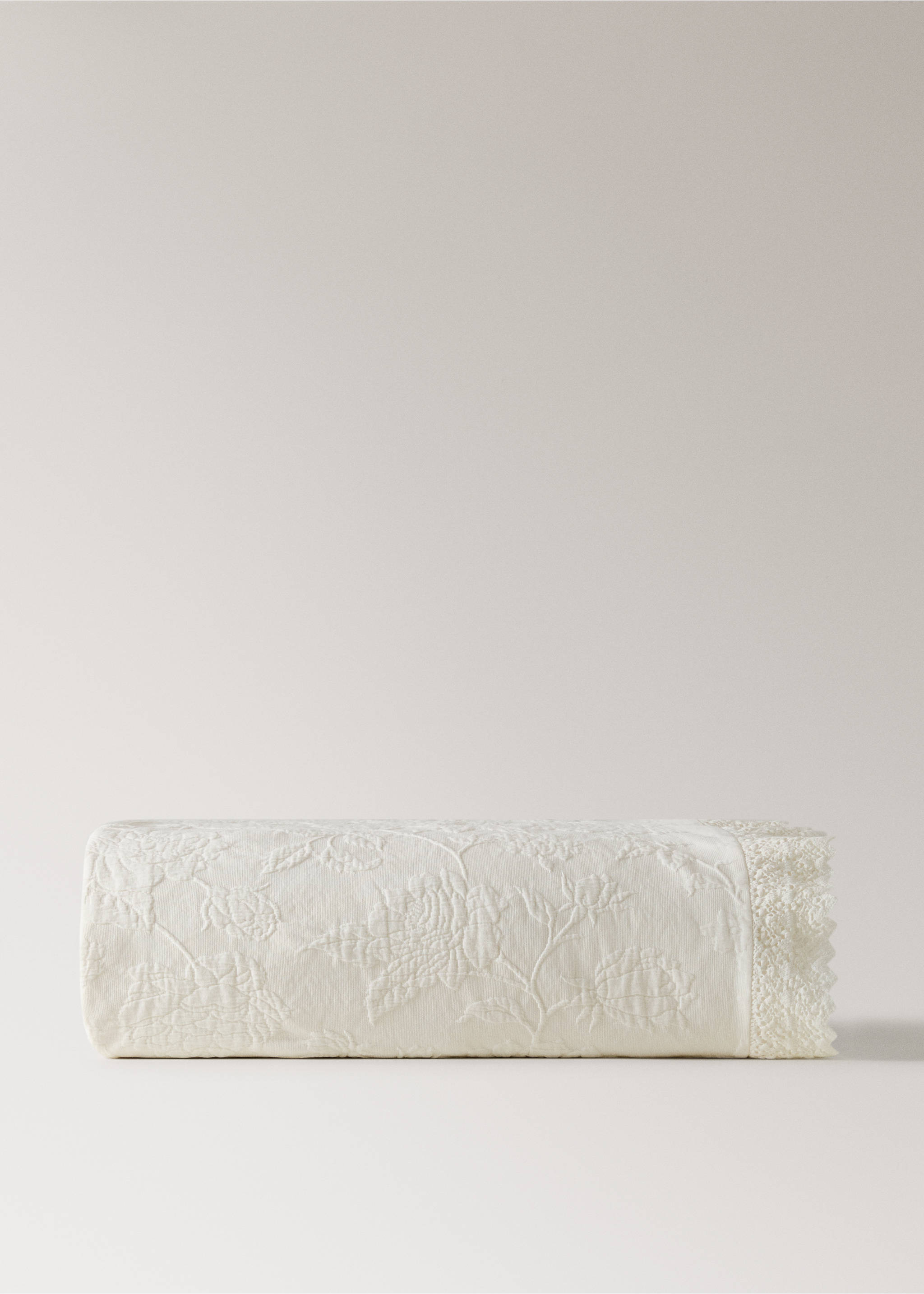 Jacquard cotton bedspread with voile frill and lace for 130/150 cm bed - Article without model, Off White. Ref: 17051532-00.