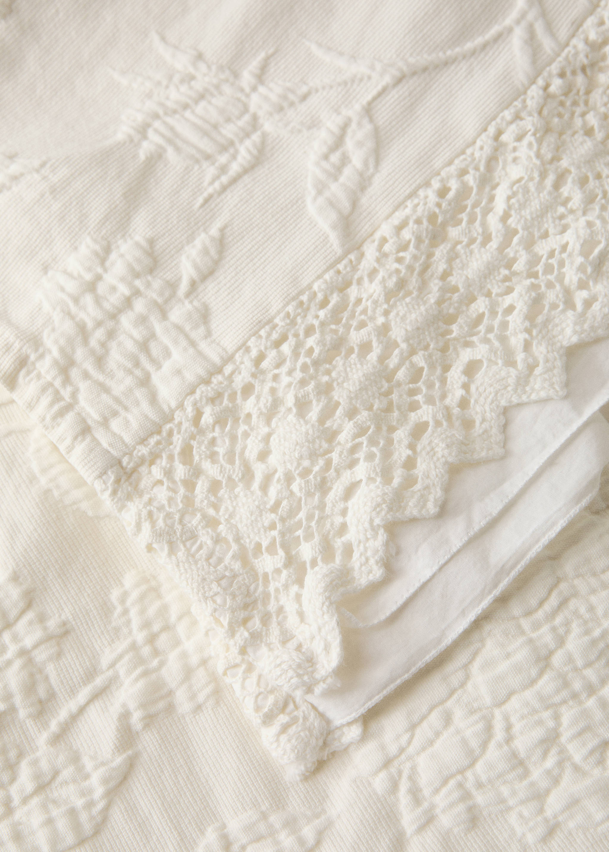 Jacquard cotton bedspread with voile frill and lace for 130/150 cm bed - Details of the article 2