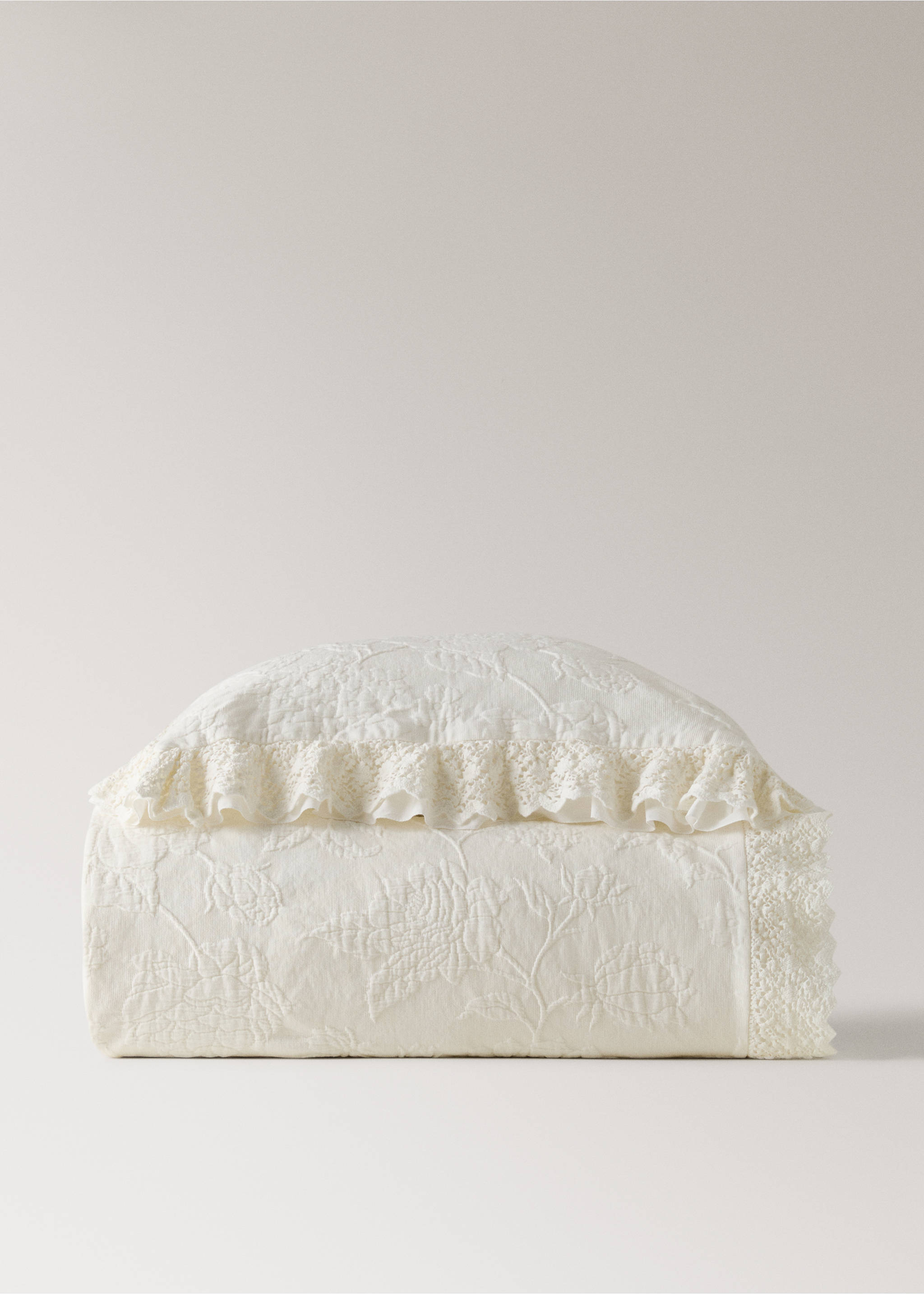 Jacquard cotton bedspread with voile frill and lace for 130/150 cm bed - Details of the article 3, Off White. Ref: 17051532-00.