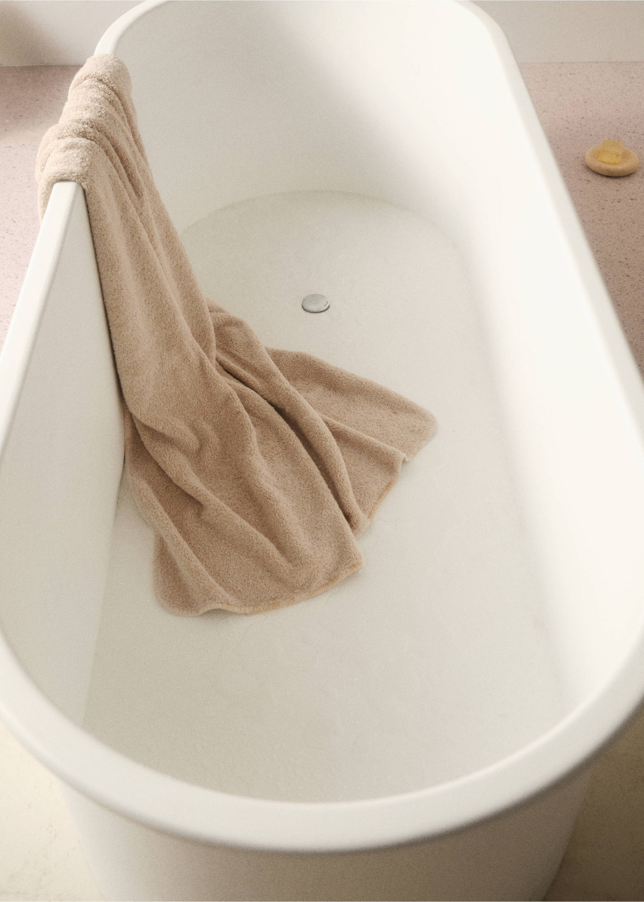Garment-dyed bath towel - Details of the article 6, Beige. Ref: 17051562-00.