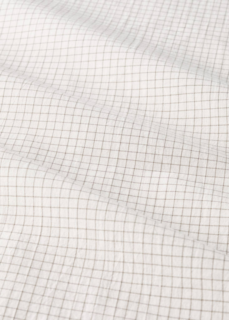 Yarn-dyed cotton top sheet with mini-check print for cot — Ecru