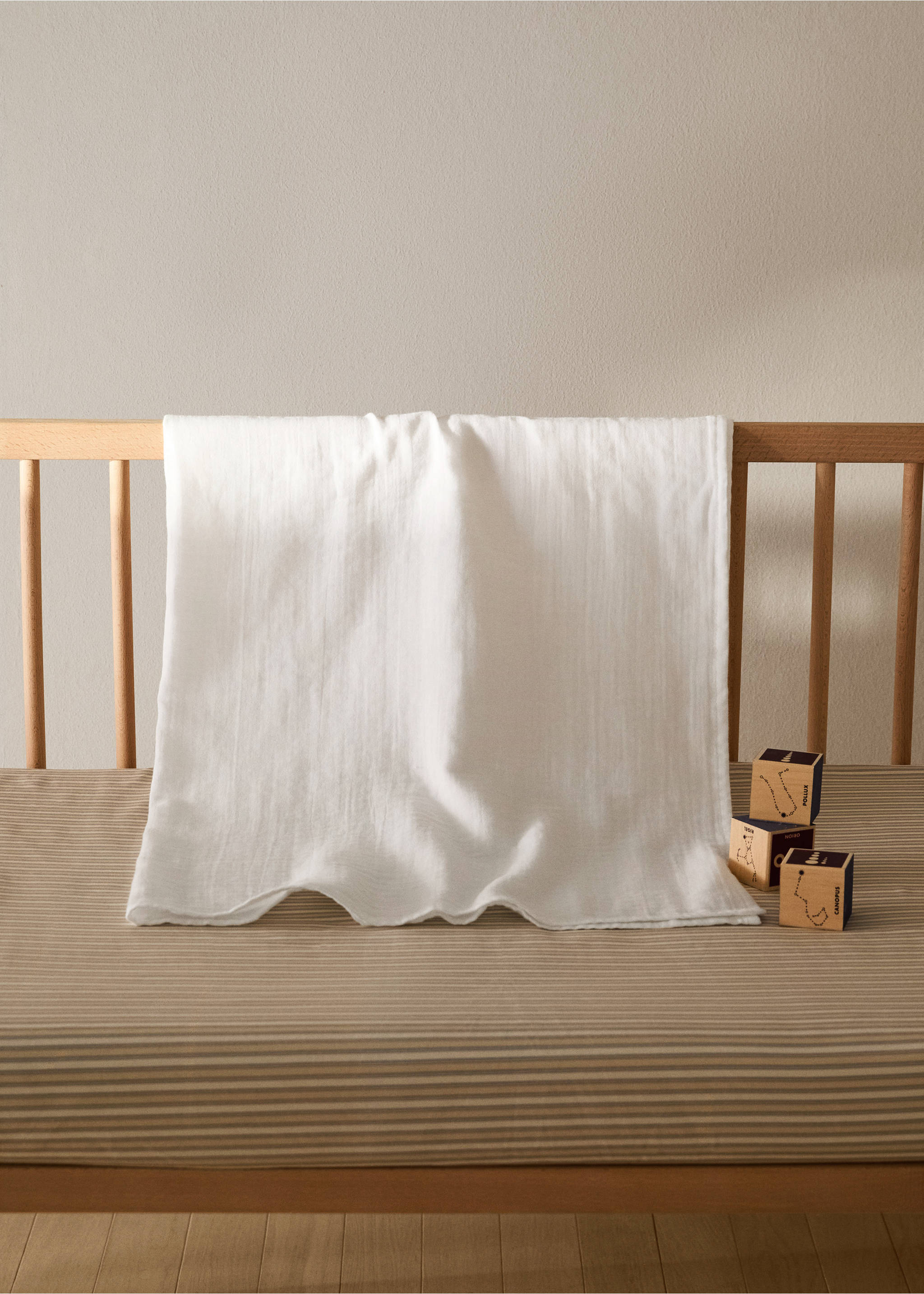 Cotton textured baby swaddle - General plane, White. Ref: 17051573-00.