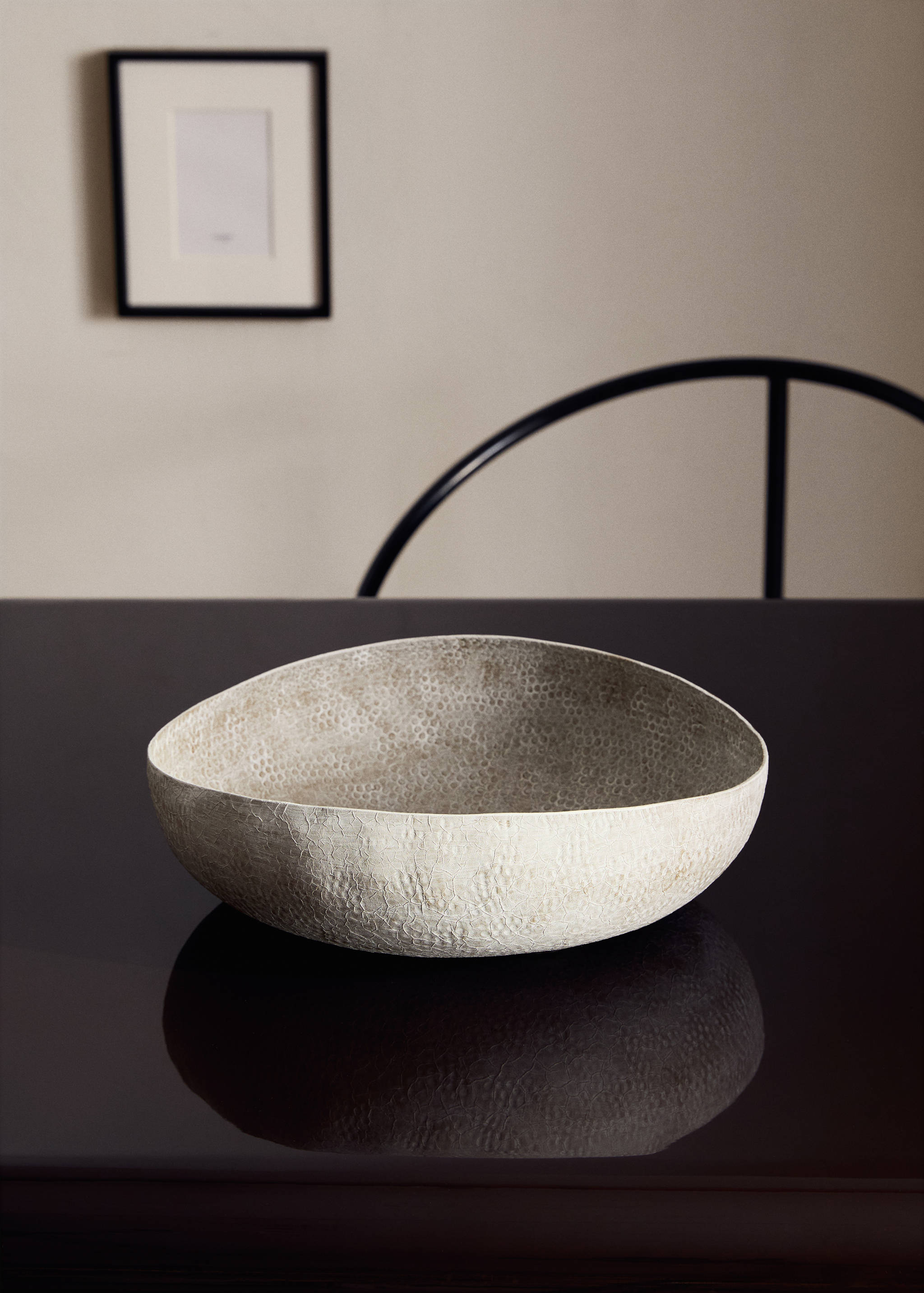Large textured metal decorative bowl - General plane