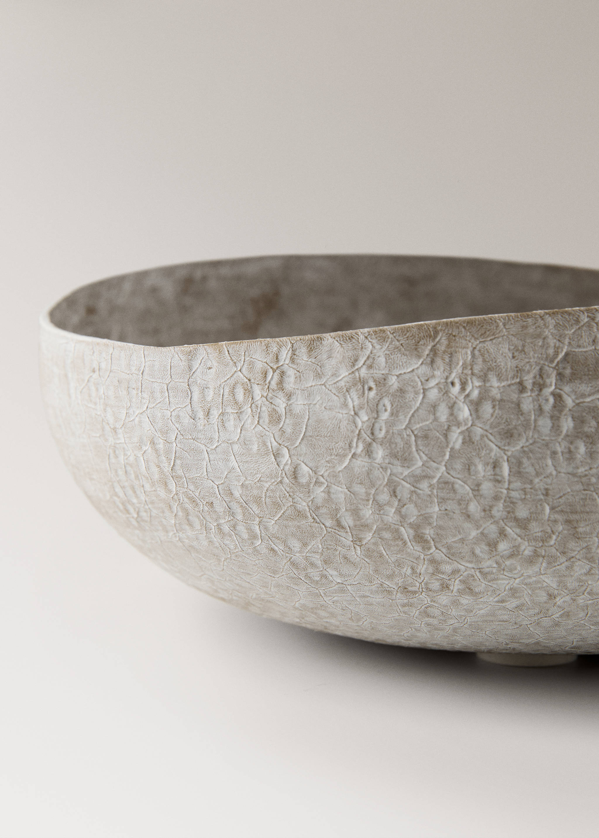 Large textured metal decorative bowl - Details of the article 2