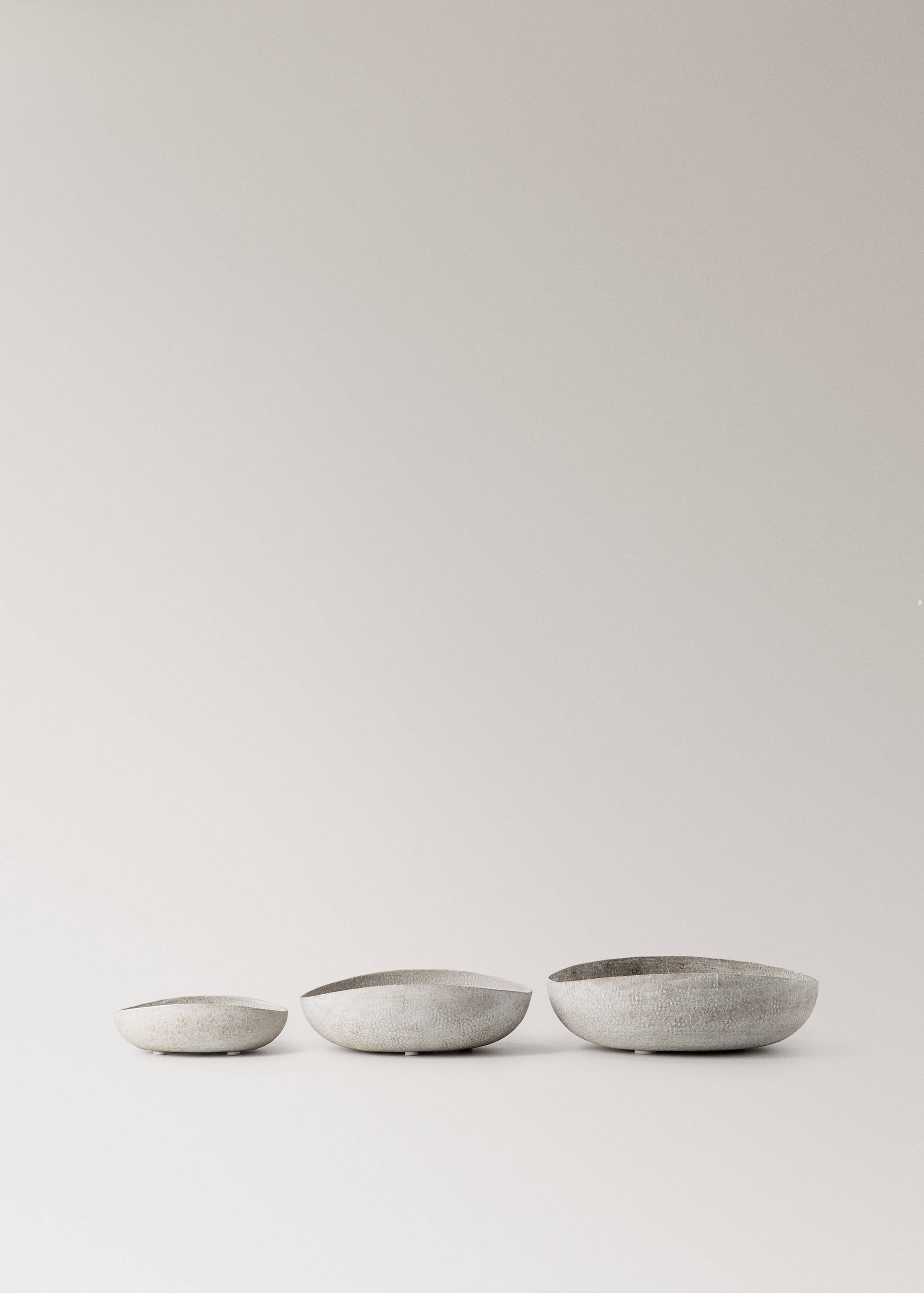 Large textured metal decorative bowl - Details of the article 4