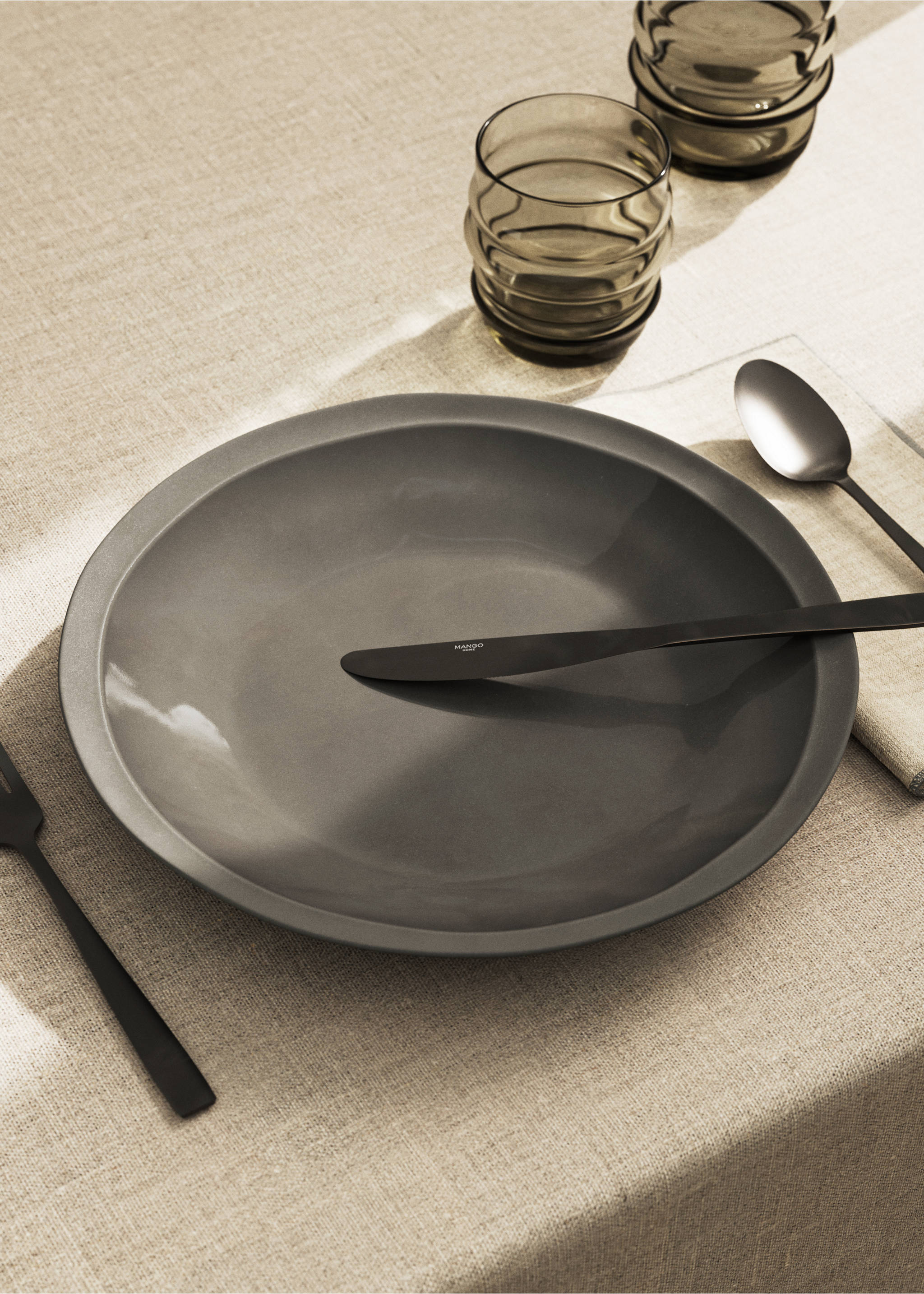 Flacher Teller aus recyceltem Gres - Allgemeine Ansicht, Mittelbraun. Ref: 17052035-00.